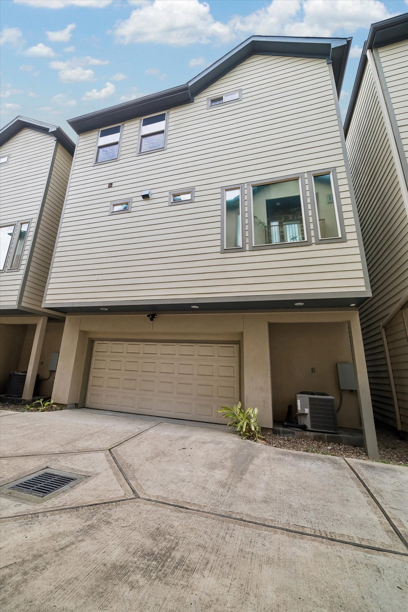  4833 Chenevert Street - 物件實景