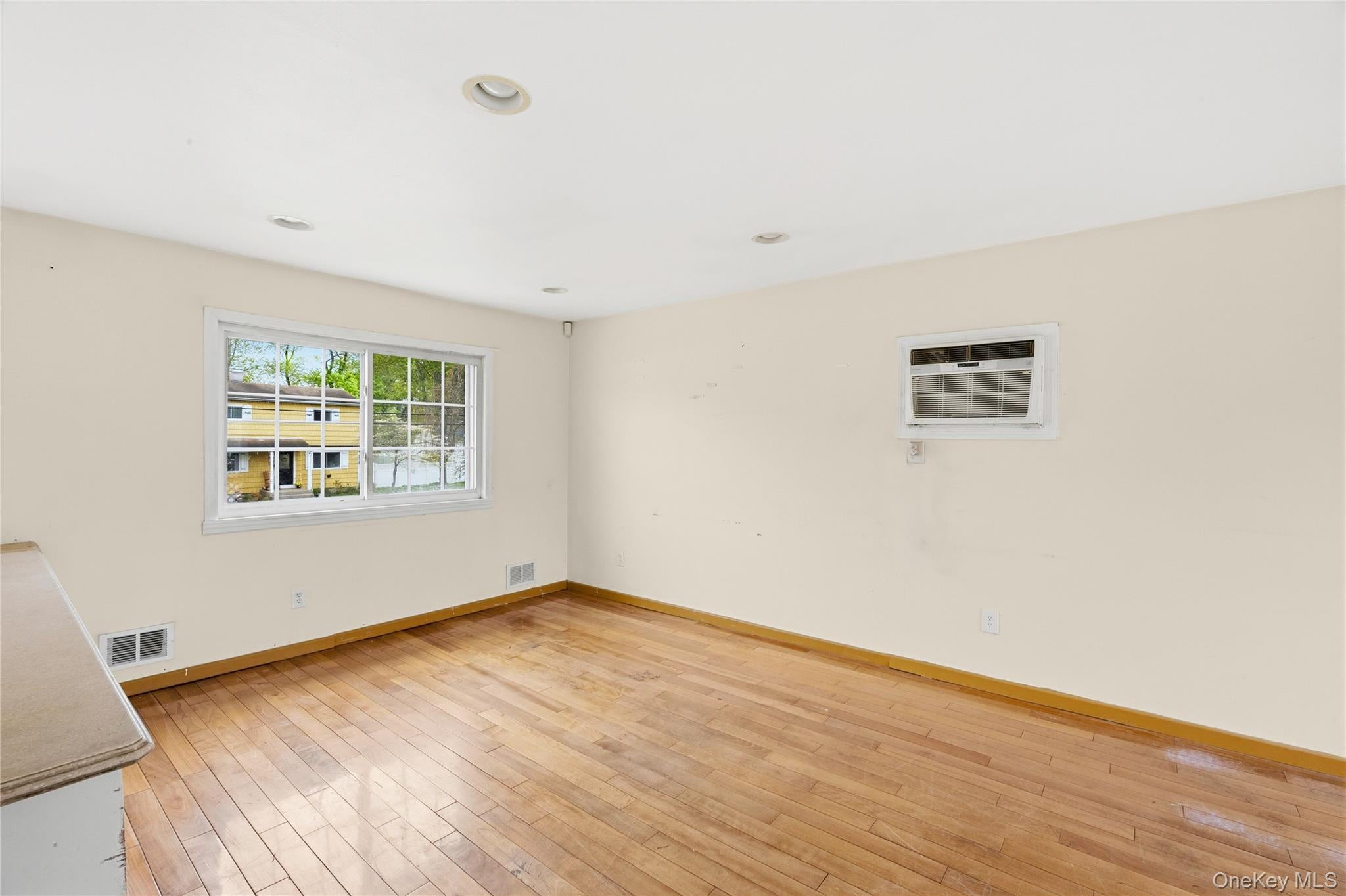 Selden, New York, 11784, United States, 5 Bedrooms Bedrooms, ,2 BathroomsBathrooms,Residential,For Sale,2049054