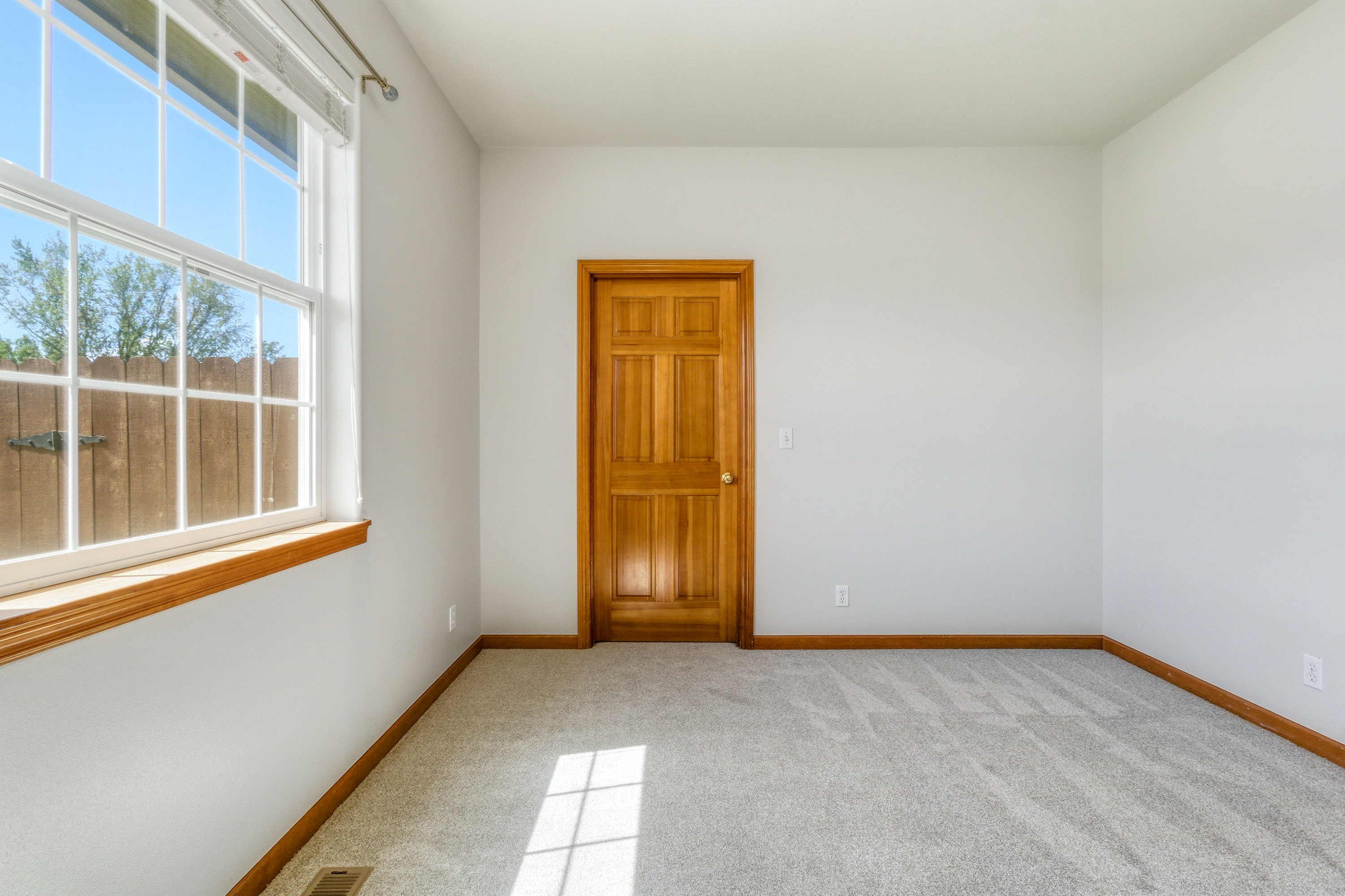  One Level Home in Desirable Neighborhood, Oversized Lot - 物件實景