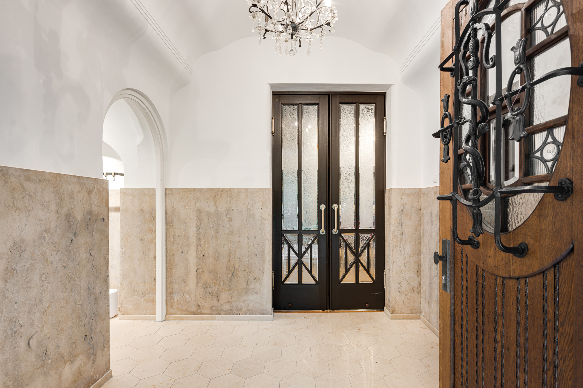  Luxurious apartment in an old building with historic charm and impressive pan... - 物件實景