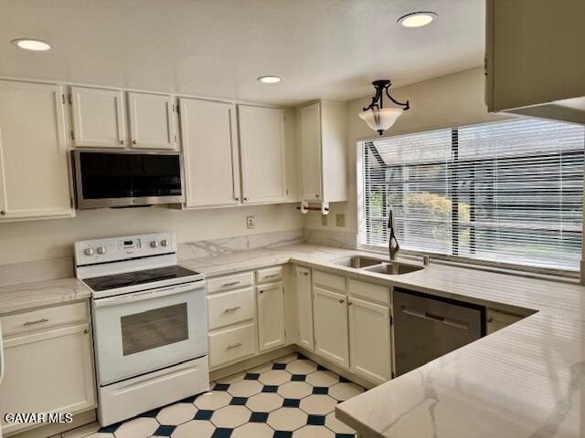 Lancaster, California, 93536, United States, 4 Bedrooms Bedrooms, ,3 BathroomsBathrooms,Residential,For Sale,1974570