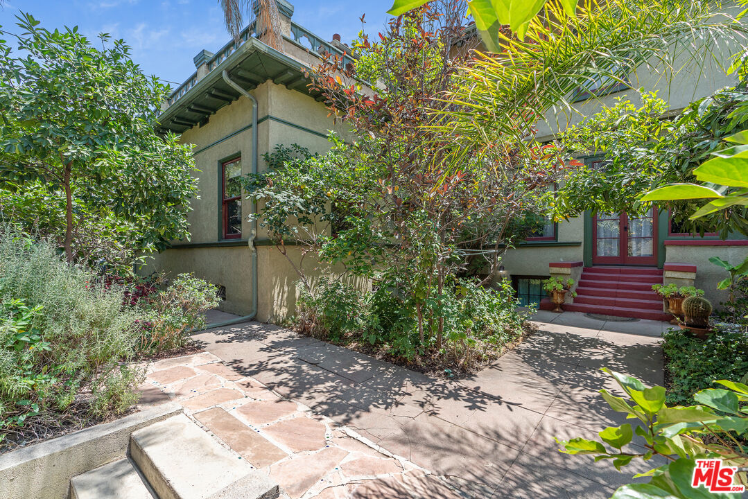 Los Angeles, California, 90006, United States, 6 Bedrooms Bedrooms, ,5 BathroomsBathrooms,Residential,For Sale,1883118