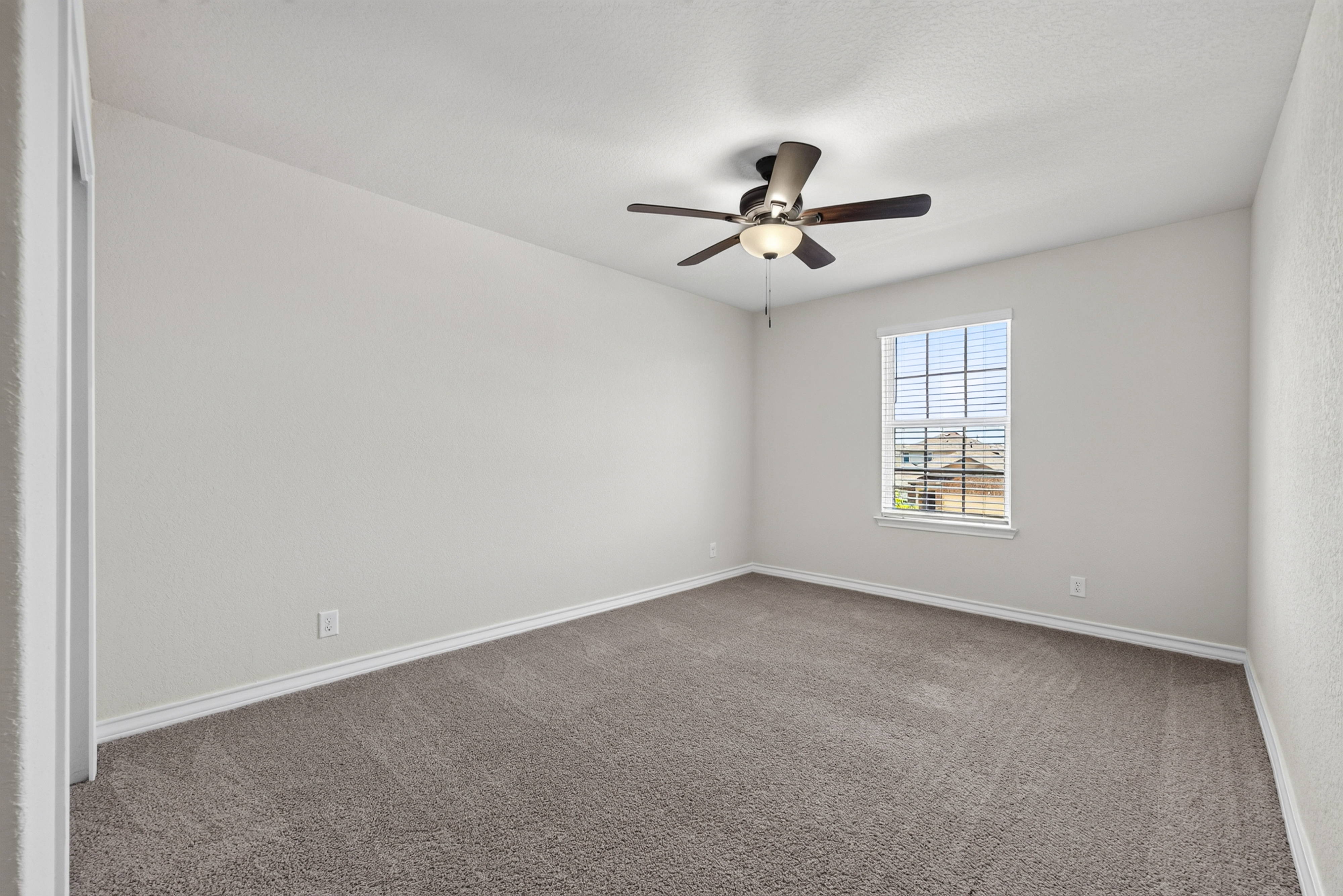  5-Bedroom Move-In Ready - 物件實景