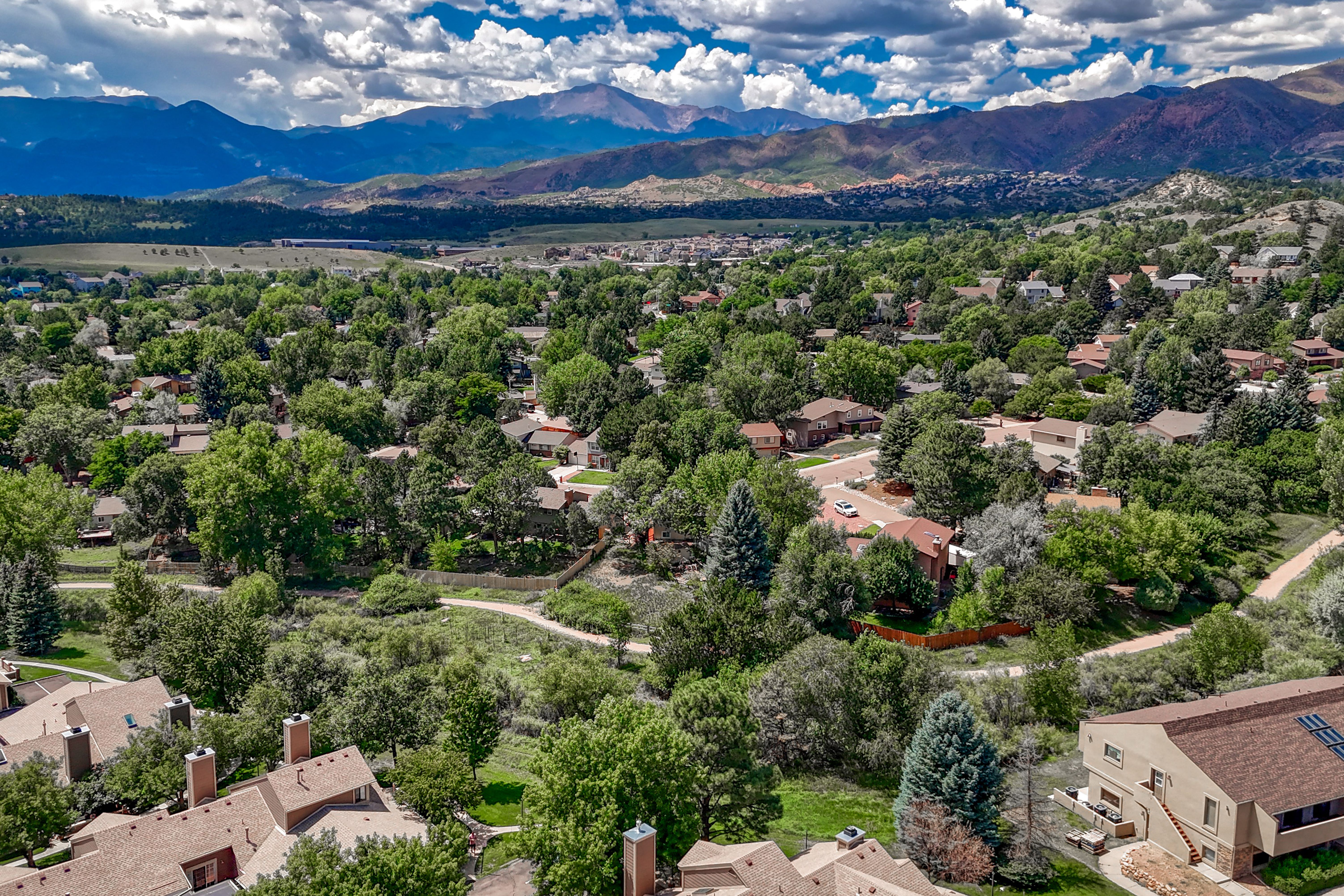  Rockrimmon Townhome with Trail Access & Private Patio - 物件實景