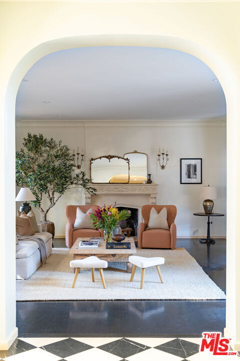 Los Angeles, California, 90004, United States, 4 Bedrooms Bedrooms, ,5 BathroomsBathrooms,Residential,For Sale,1989433