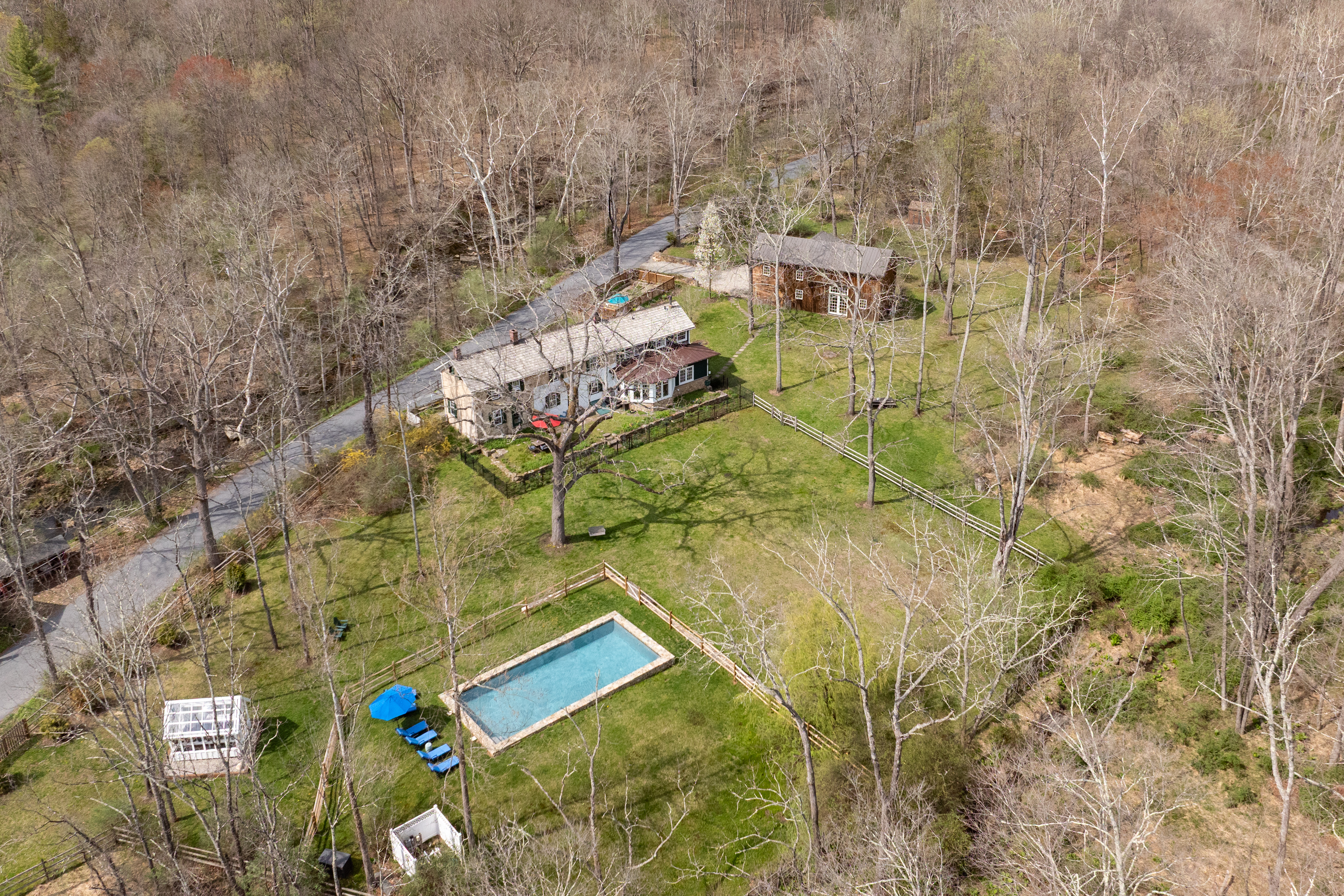  Exceptional Antique Estate Offers Two Distinct Properties on One Property - 物件實景