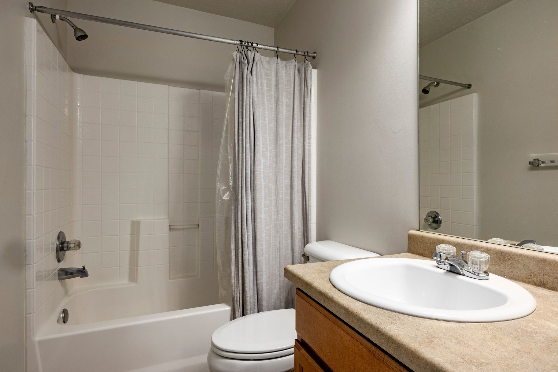  Private Millcreek Townhome with Fenced Backyard & Vaulted Ceilings - 物件實景