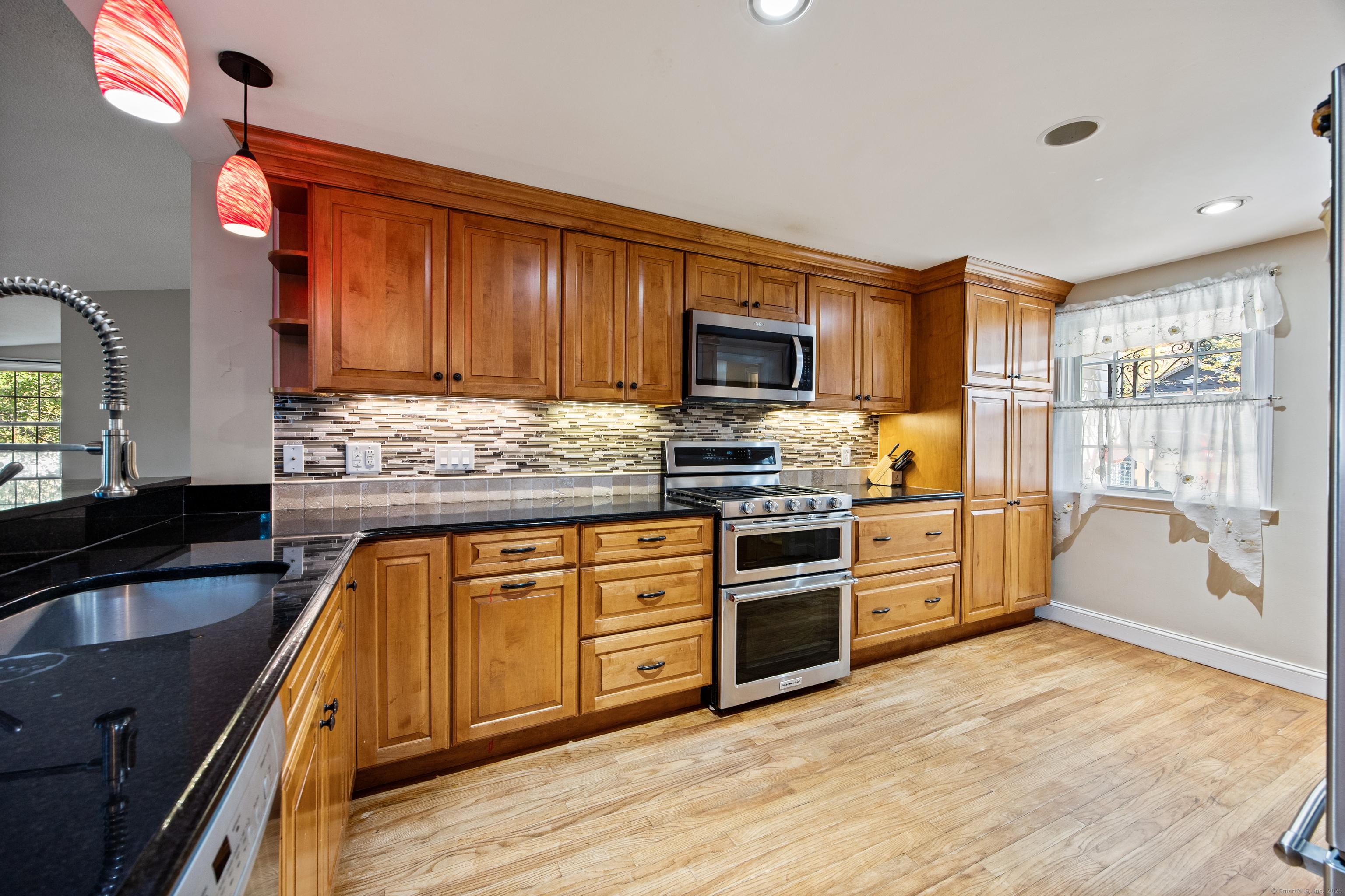 West Hartford, Connecticut, 06117, United States, 3 Bedrooms Bedrooms, ,3 BathroomsBathrooms,Residential,For Sale,1980487