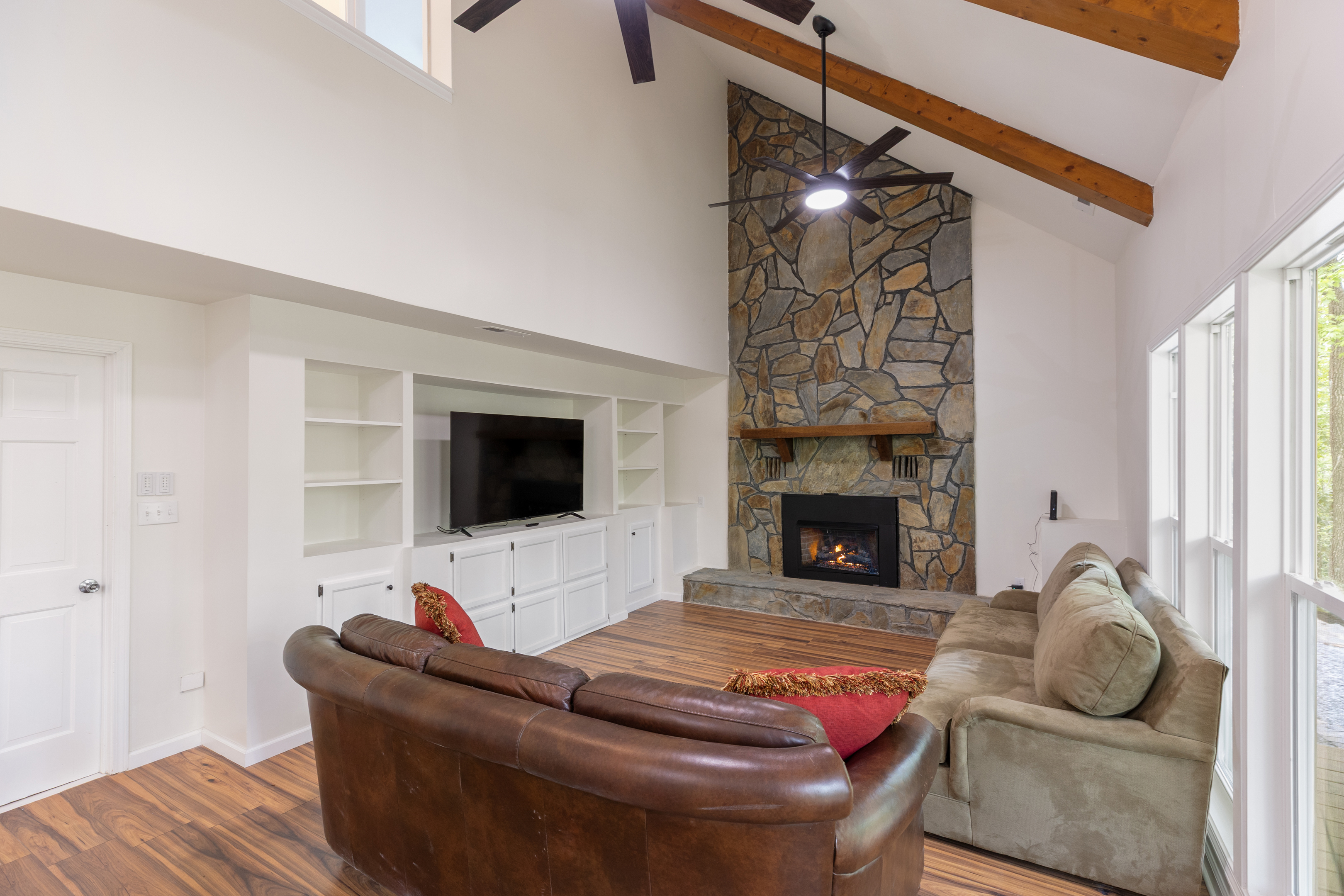  2129 Black Oak Drive - 物件實景
