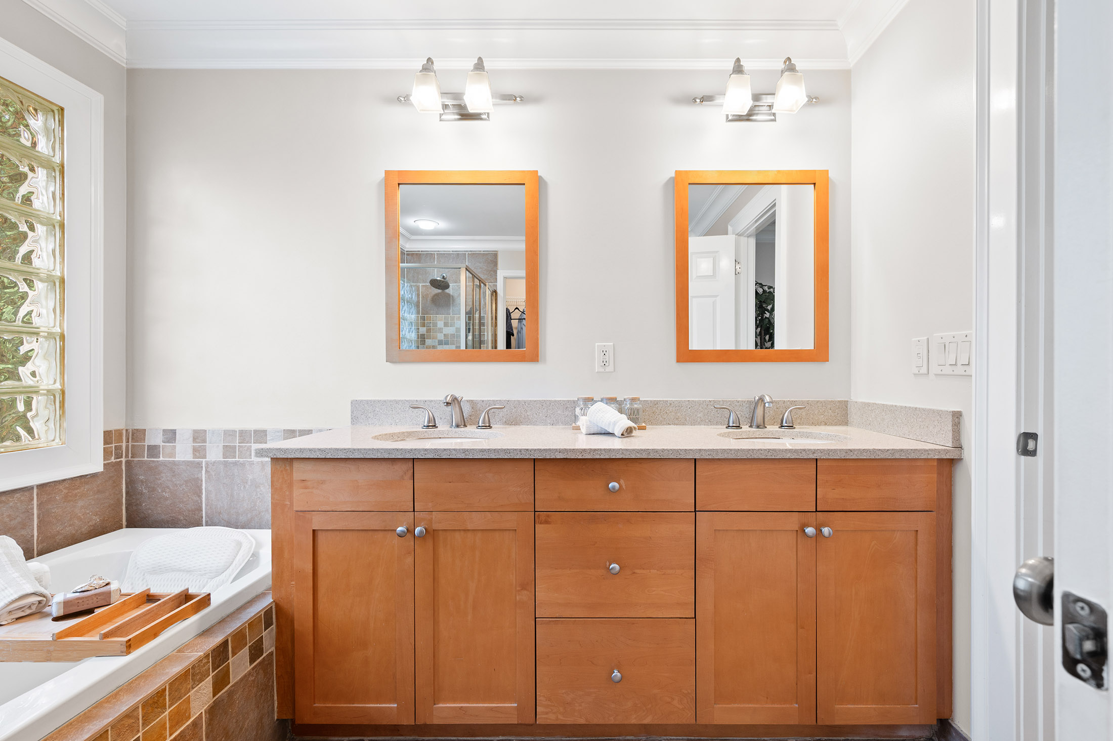  Two-Story Craftsman in Coveted Oakhurst Community - 物件實景