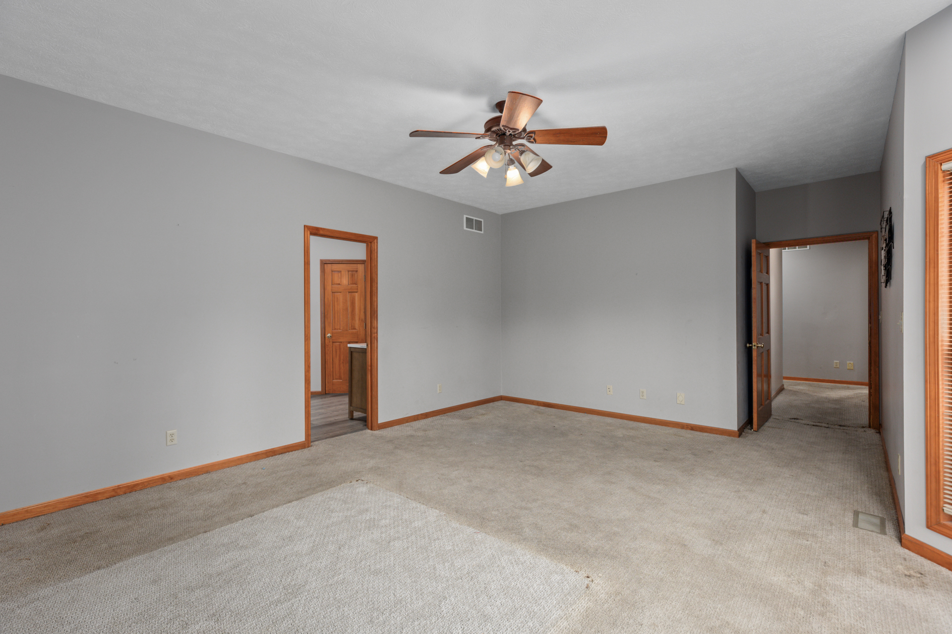 Litchfield, Illinois, 62056, United States, 5 Bedrooms Bedrooms, ,4 BathroomsBathrooms,Residential,For Sale,1986083