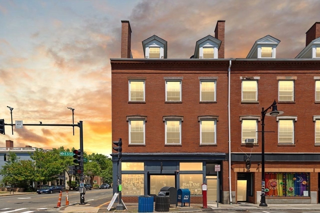 Salem, Massachusetts, 01970, United States, 2 Bedrooms Bedrooms, ,2 BathroomsBathrooms,Residential,For Sale,1896365