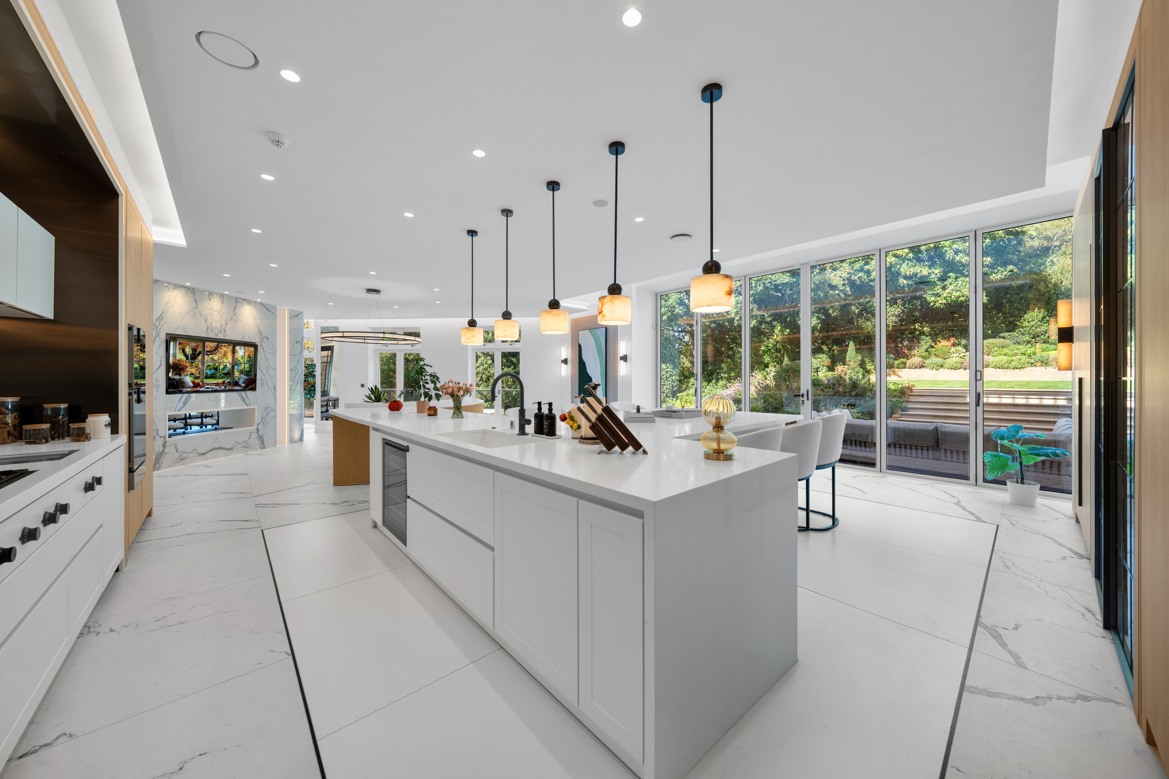  A six-bedroom St George’s Hill house with a private spa and rising-floor pool - 物件實景