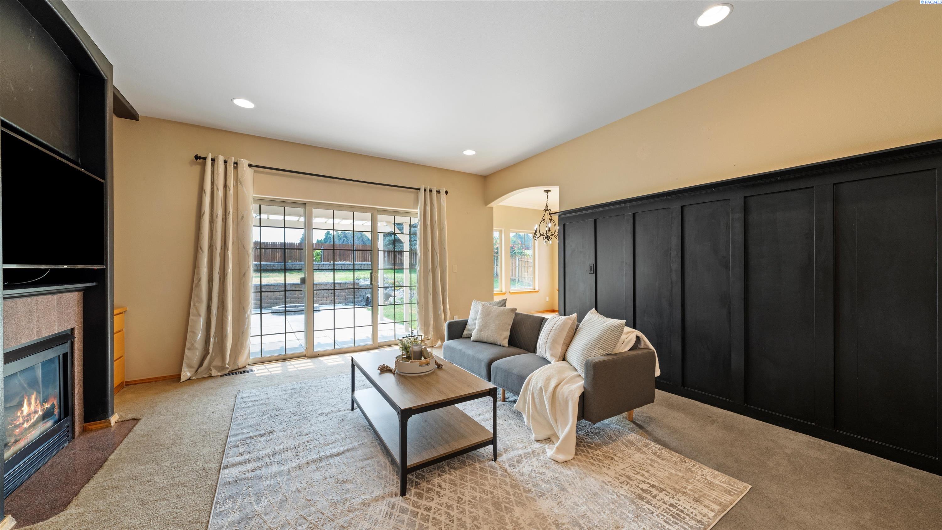 Richland, Washington, 99352, United States, 4 Bedrooms Bedrooms, ,3 BathroomsBathrooms,Residential,For Sale,1940830