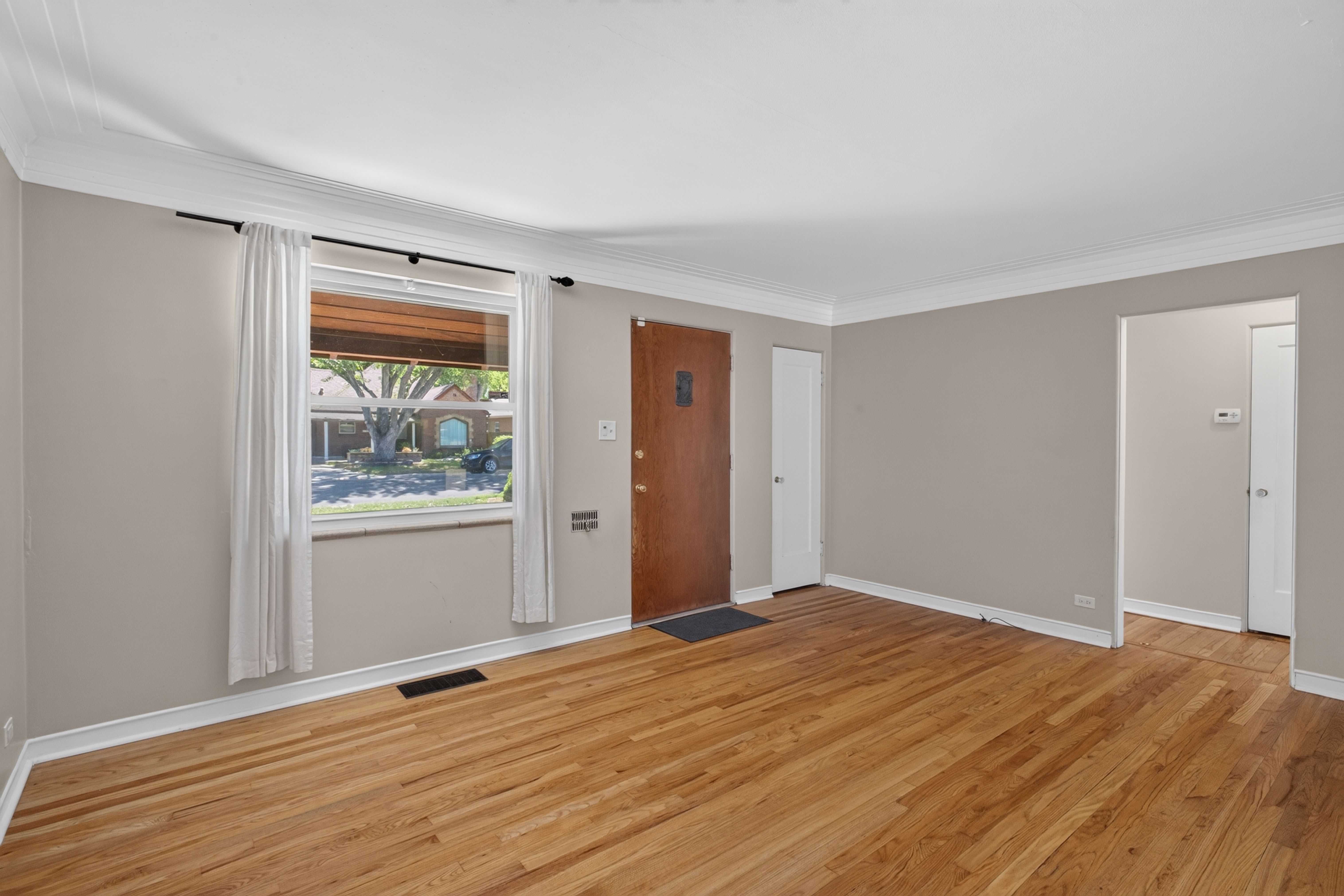  Charming Mayfair Home with Private Backyard Patio & Tree-Lined Charm - 物件實景