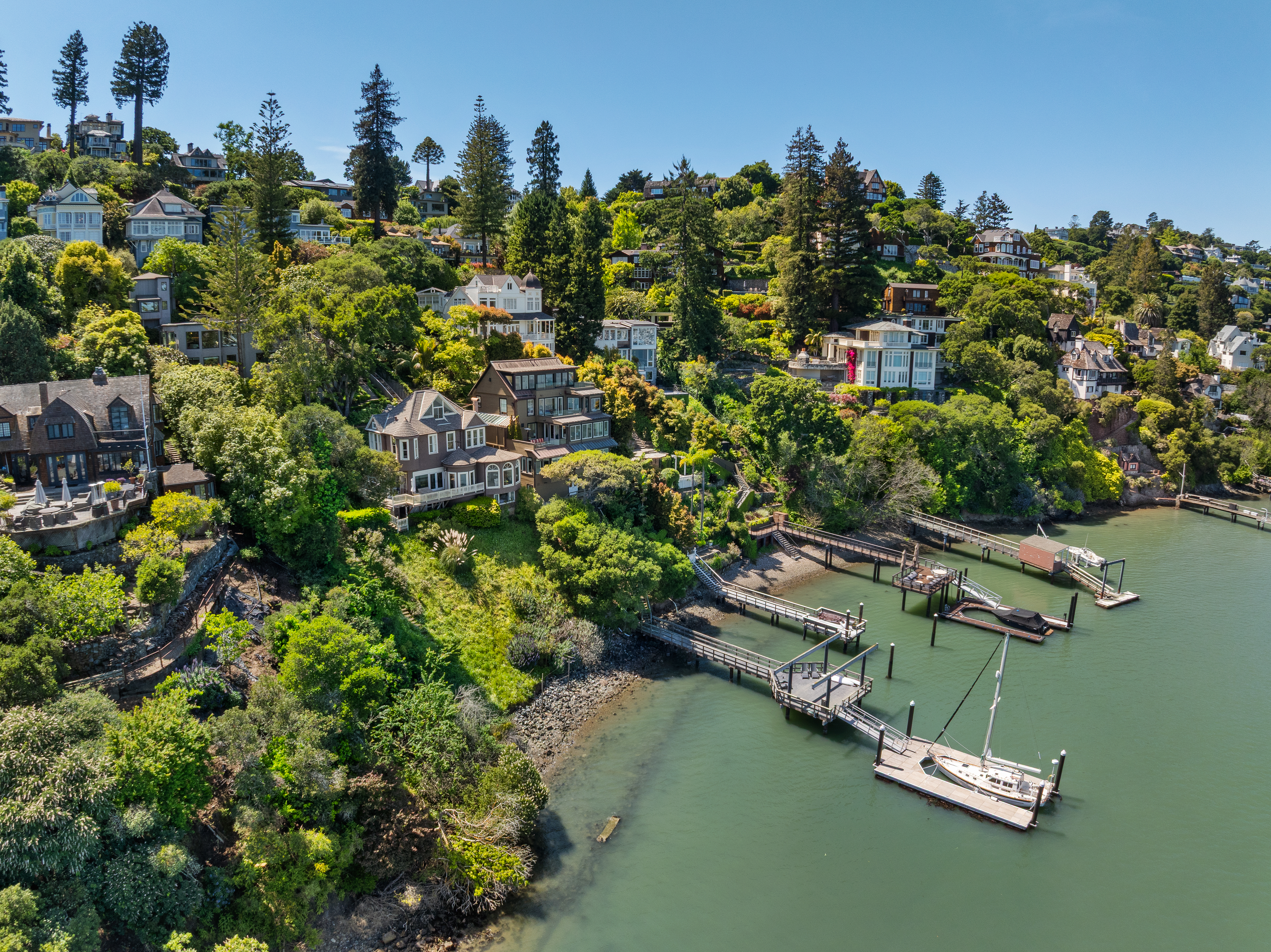  Coastal Living on Coveted Beach Road - 物件實景