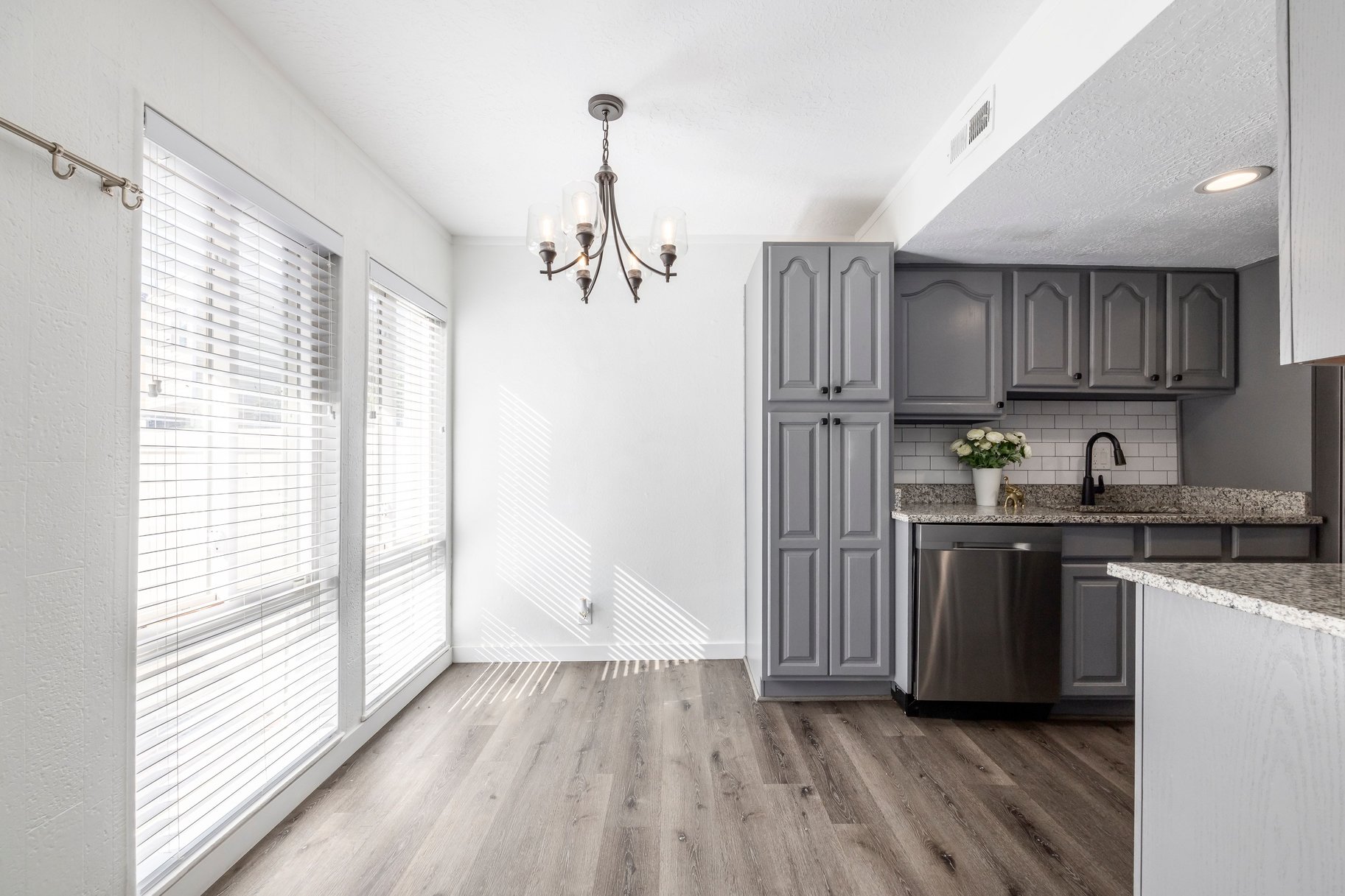 End-Unit Townhome with Updates Throughout - 物件實景