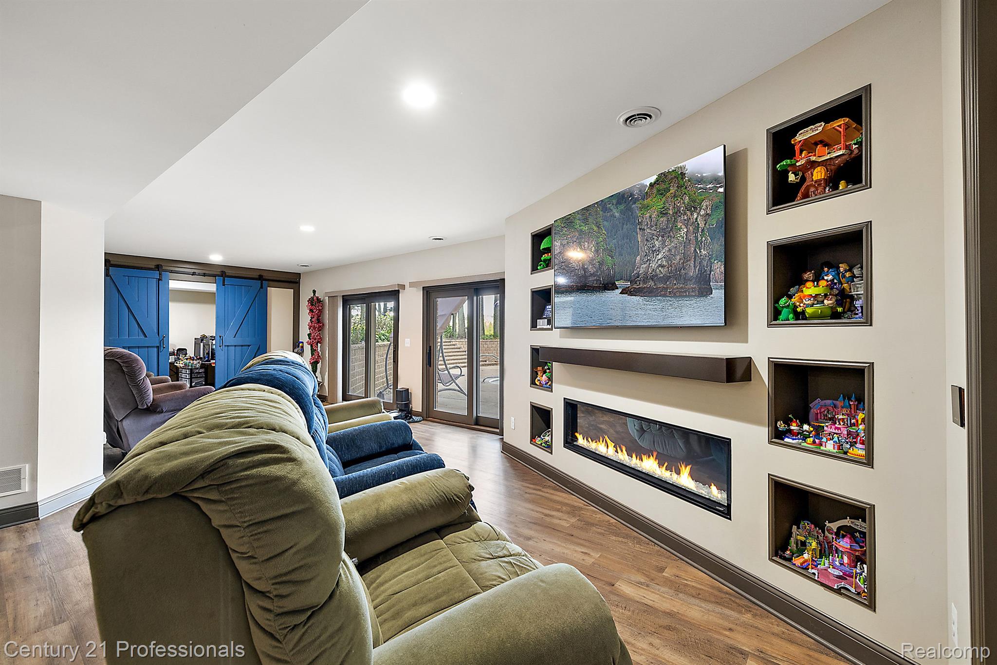 Davisburg, Michigan, 48350, United States, 5 Bedrooms Bedrooms, ,4 BathroomsBathrooms,Residential,For Sale,1978362