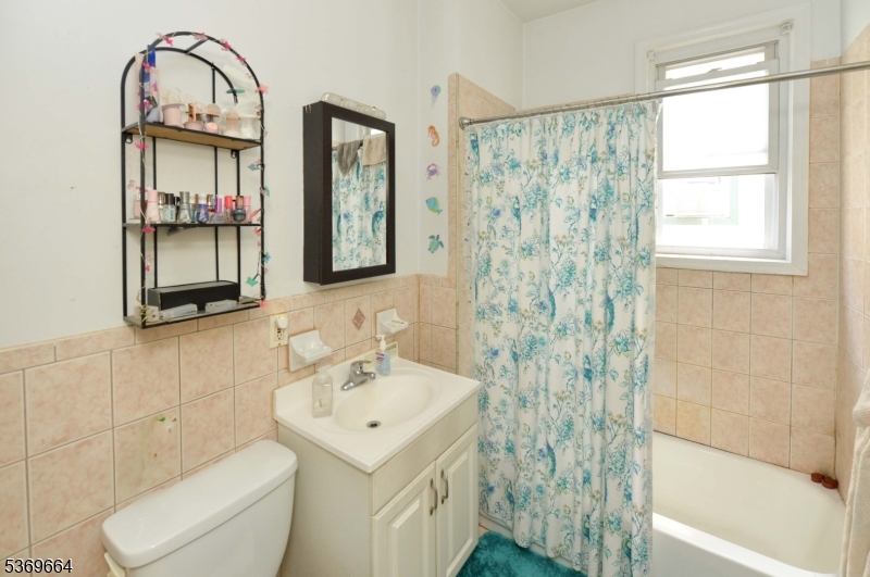 Irvington Twp., New Jersey, 07111, United States, 5 Bedrooms Bedrooms, ,3 BathroomsBathrooms,Residential,For Sale,1895417