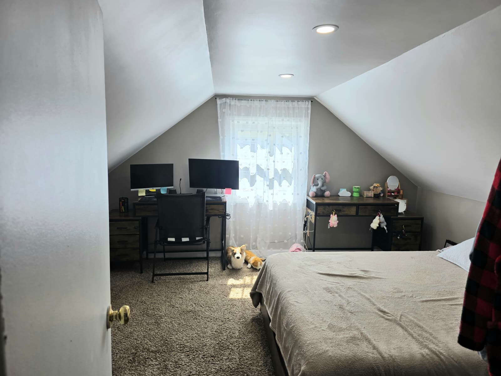 Little Ferry, New Jersey, 07643, United States, 4 Bedrooms Bedrooms, ,2 BathroomsBathrooms,Residential,For Sale,1978073