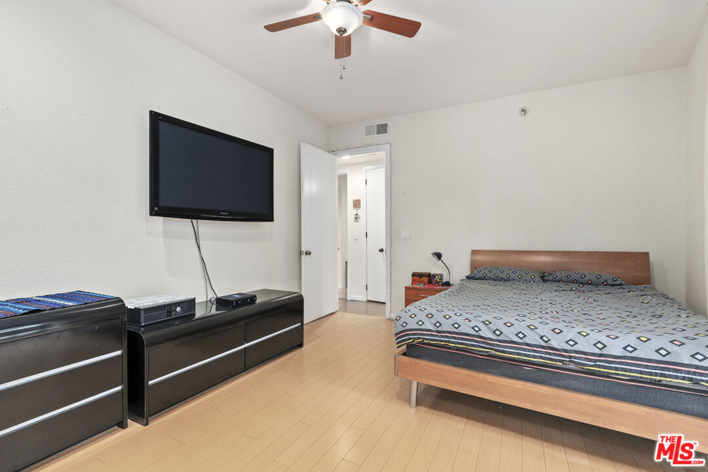 Sherman Oaks, California, 91423, United States, 2 Bedrooms Bedrooms, ,1 BathroomBathrooms,Residential,For Sale,1976281