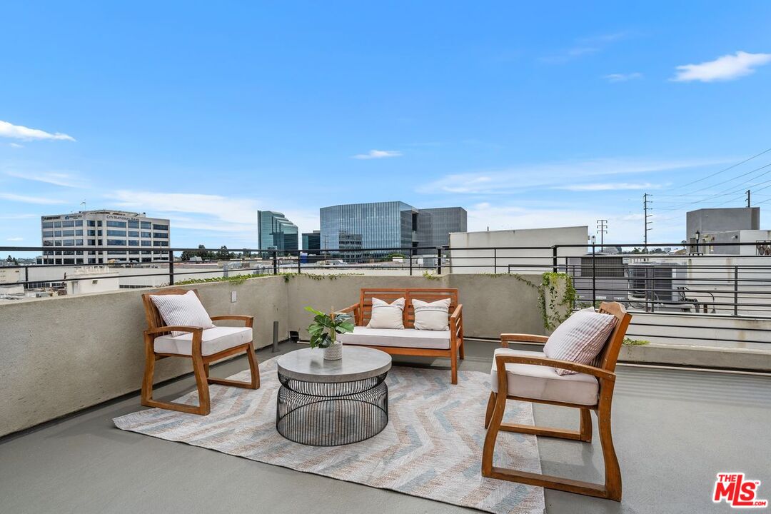 Los Angeles, California, 90025, United States, 9 Bedrooms Bedrooms, ,Residential,For Sale,1940770
