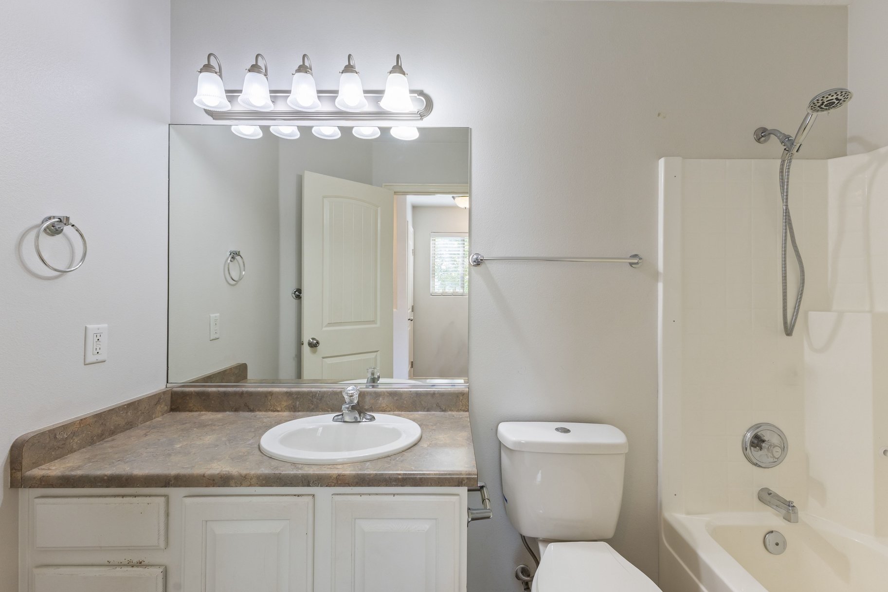  Private End Unit Townhome Near College, Hospital & Shopping – Move-In Ready - 物件實景