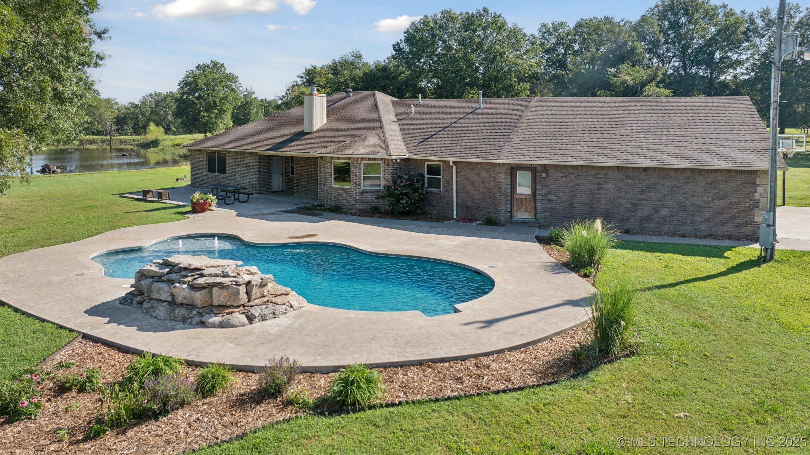 Henryetta, Oklahoma, 74437, United States, 4 Bedrooms Bedrooms, ,4 BathroomsBathrooms,Residential,For Sale,1939303