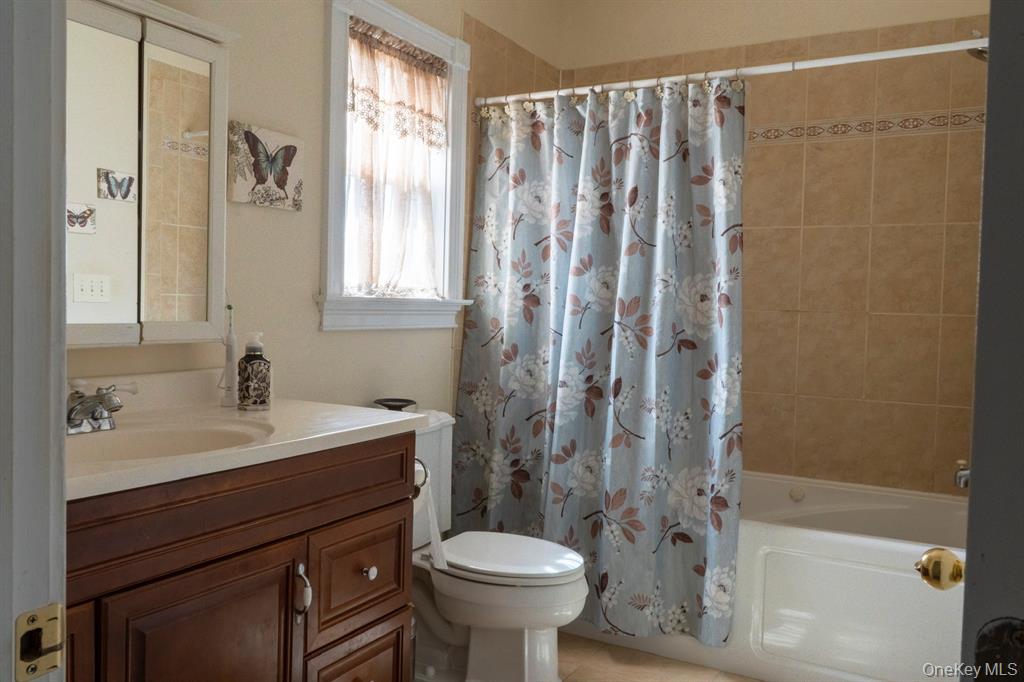 Lindenhurst, New York, 11757, United States, 5 Bedrooms Bedrooms, ,3 BathroomsBathrooms,Residential,For Sale,2049056