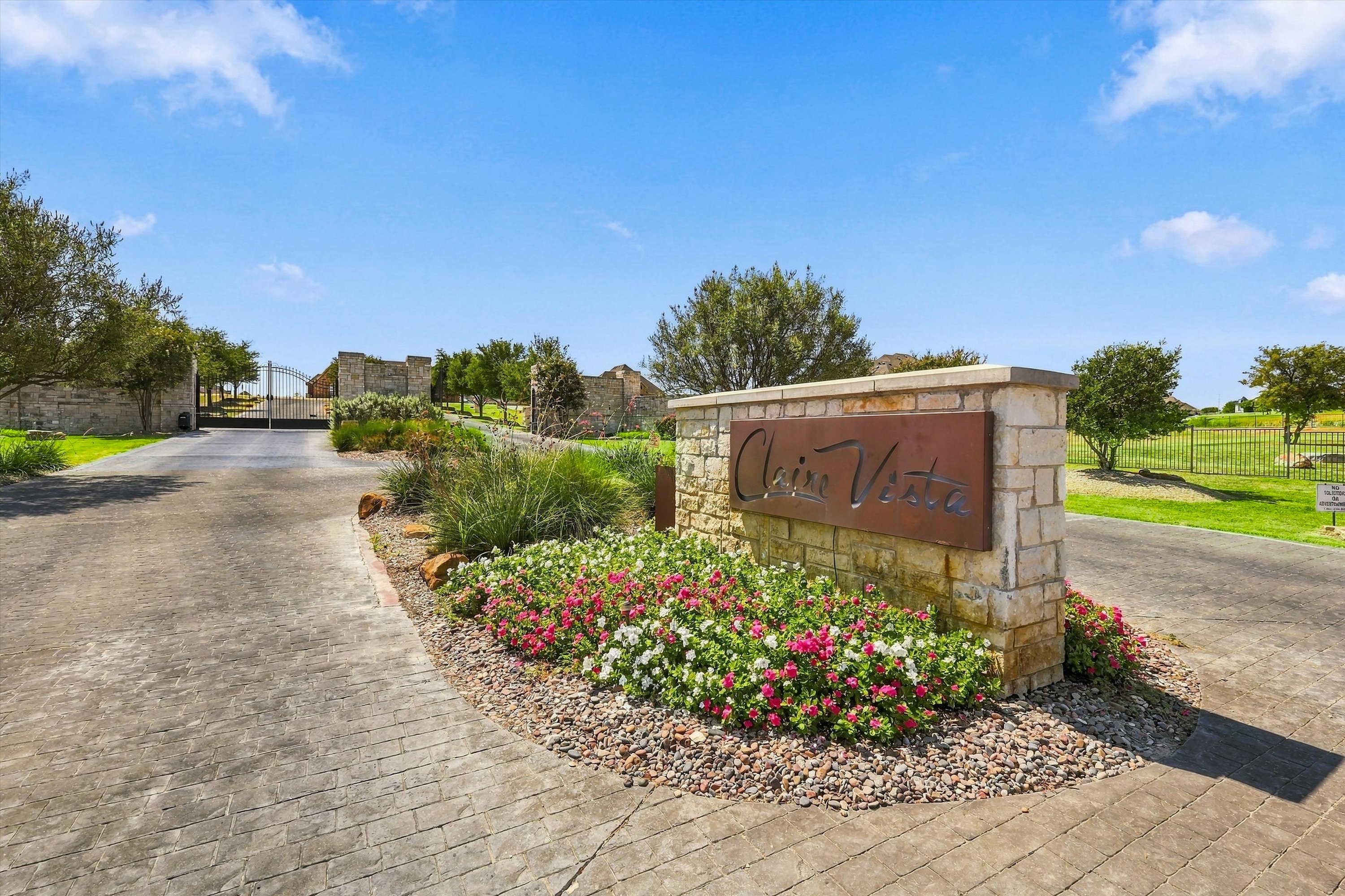  Timeless Style, Thoughtful Updates & One Acre to Enjoy - 物件實景