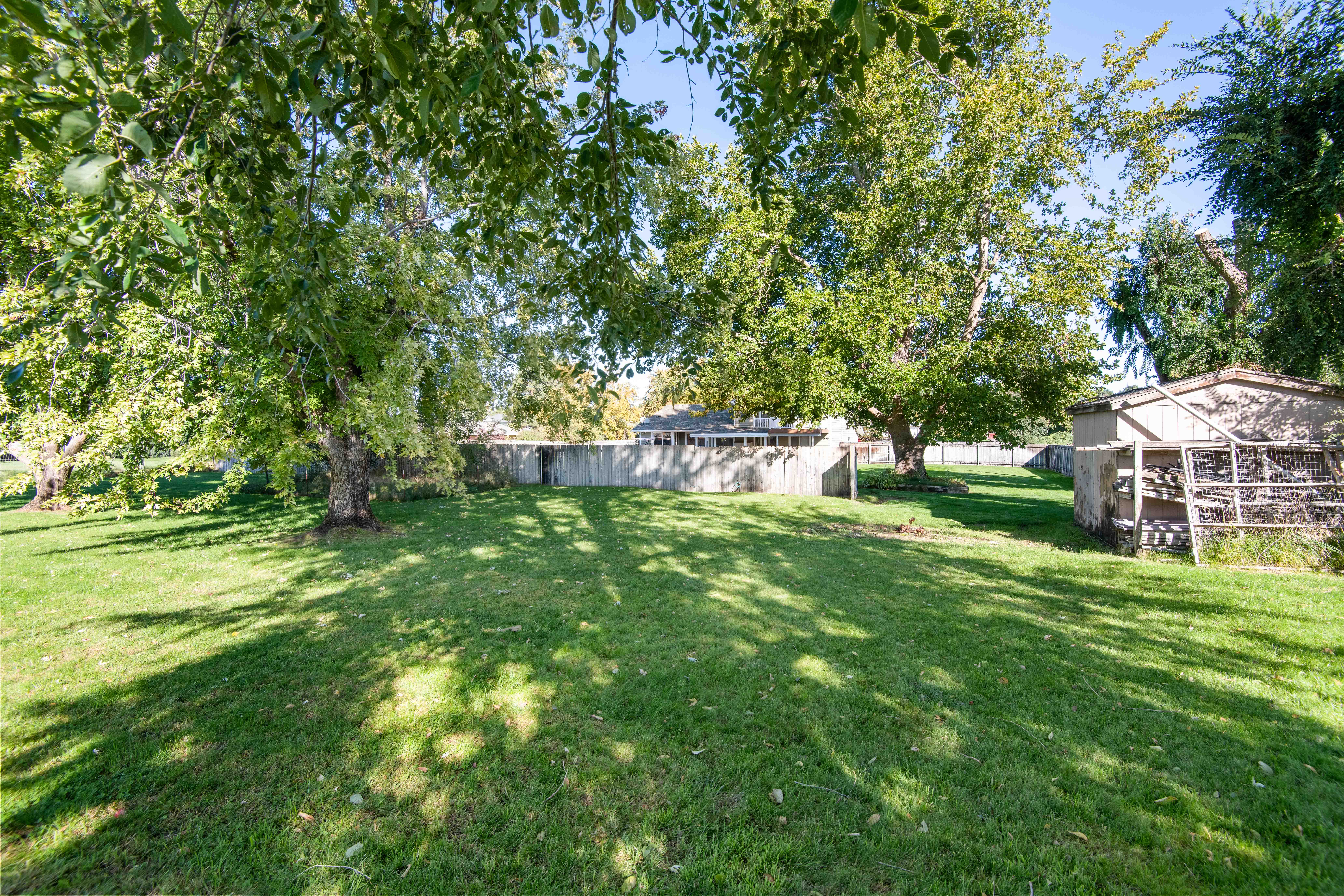  Property with a POOL and room for a shop - 物件實景