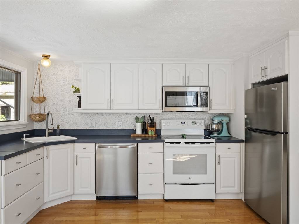 Peabody, Massachusetts, 01960, United States, 2 Bedrooms Bedrooms, ,1 BathroomBathrooms,Residential,For Sale,1930941