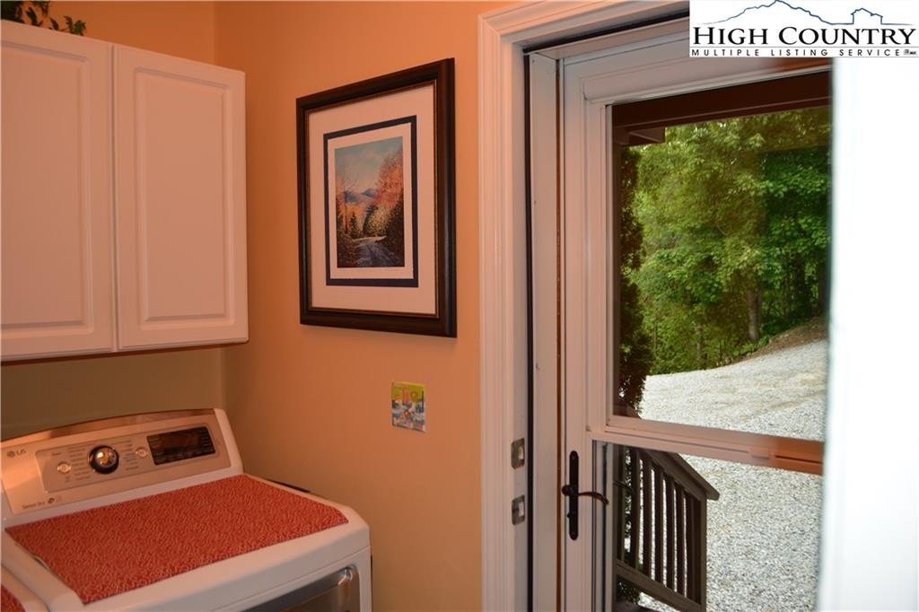 Elk Park, North Carolina, 28622, United States, 3 Bedrooms Bedrooms, ,3 BathroomsBathrooms,Residential,For Sale,1984406