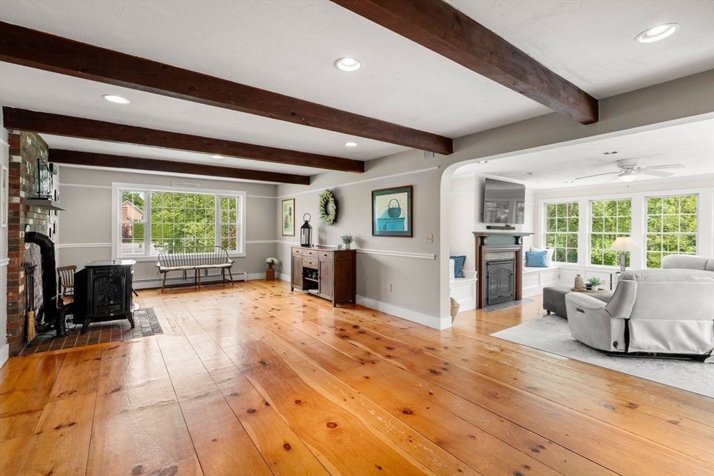 Paxton, Massachusetts, 01612, United States, 4 Bedrooms Bedrooms, ,4 BathroomsBathrooms,Residential,For Sale,1940308