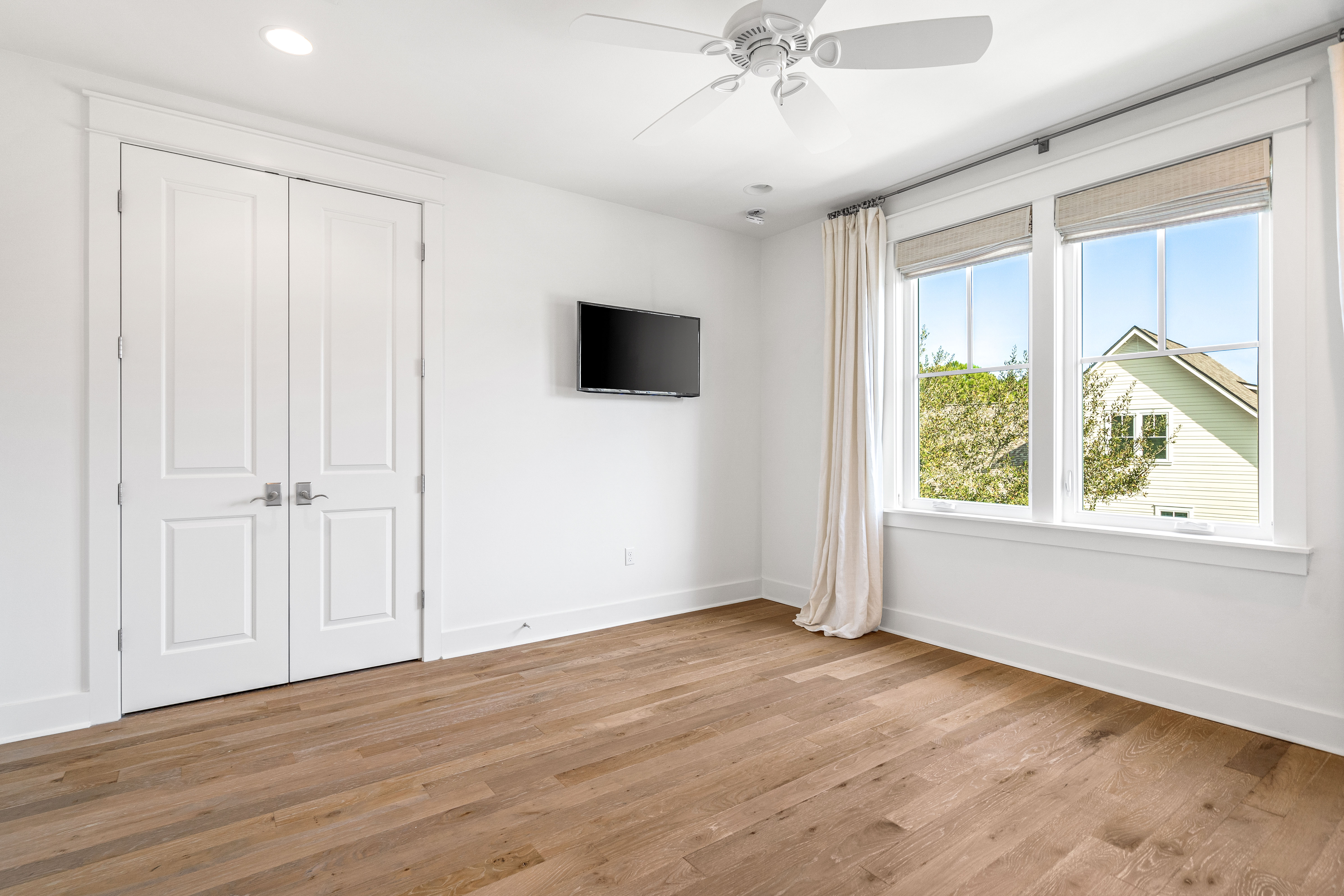  Beautifully Appointed Corner-Lot Home Steps from Village Commons Amenities - 物件實景