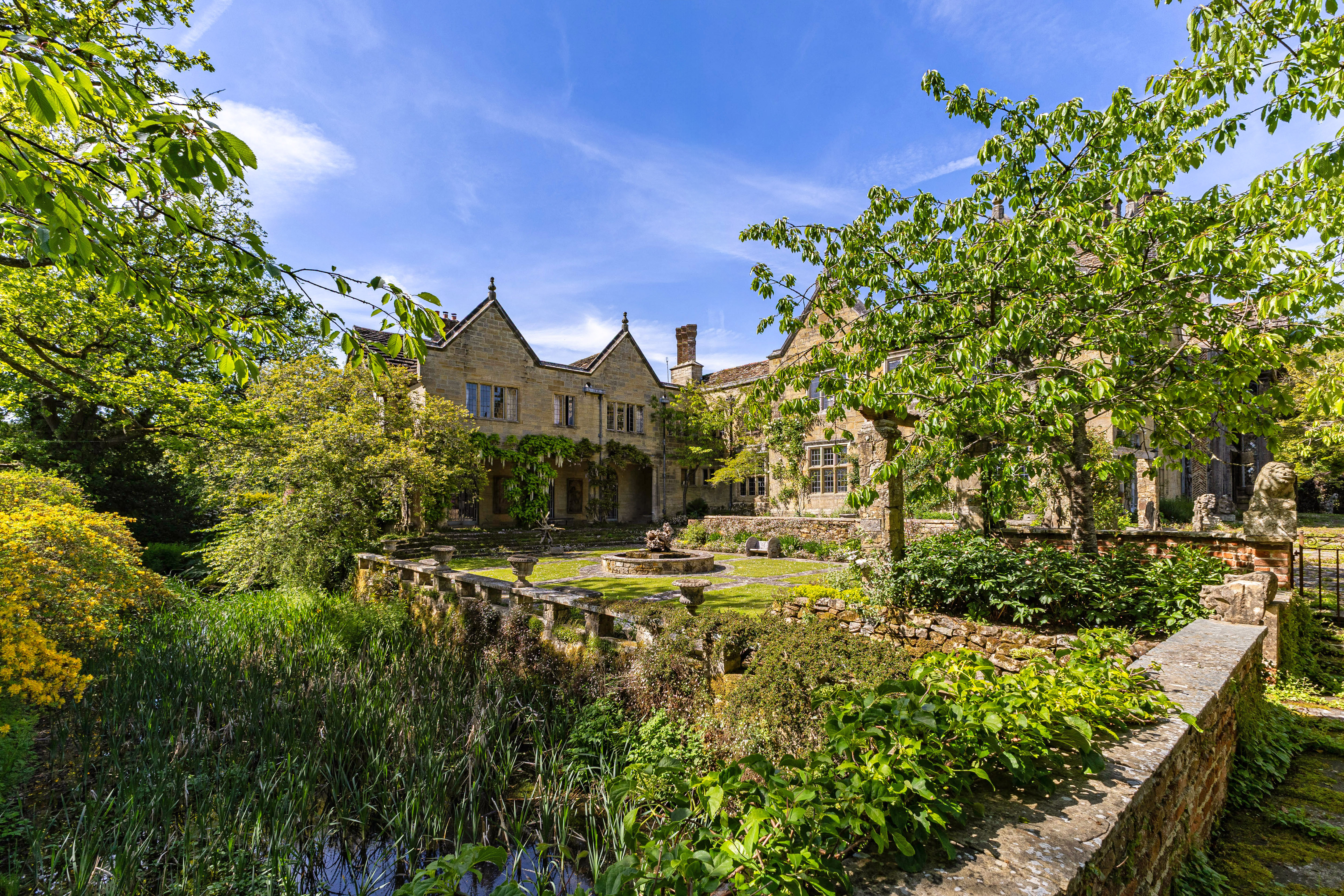  A remarkable manor house surrounded by a moat and 34 acres of private land - 物件實景