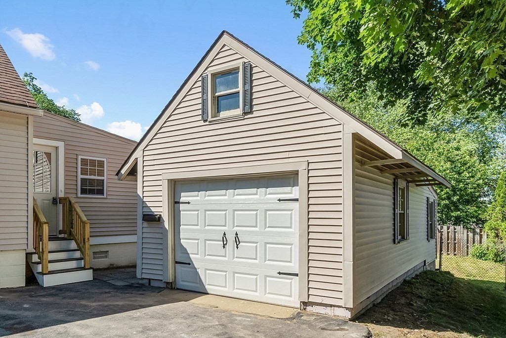 Exeter, New Hampshire, 03833, United States, 4 Bedrooms Bedrooms, ,3 BathroomsBathrooms,Residential,For Sale,1927852