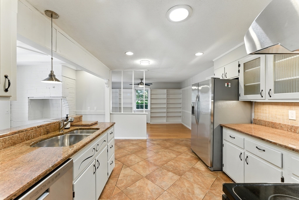 Longmeadow, Massachusetts, 01106, United States, 3 Bedrooms Bedrooms, ,3 BathroomsBathrooms,Residential,For Sale,1933397