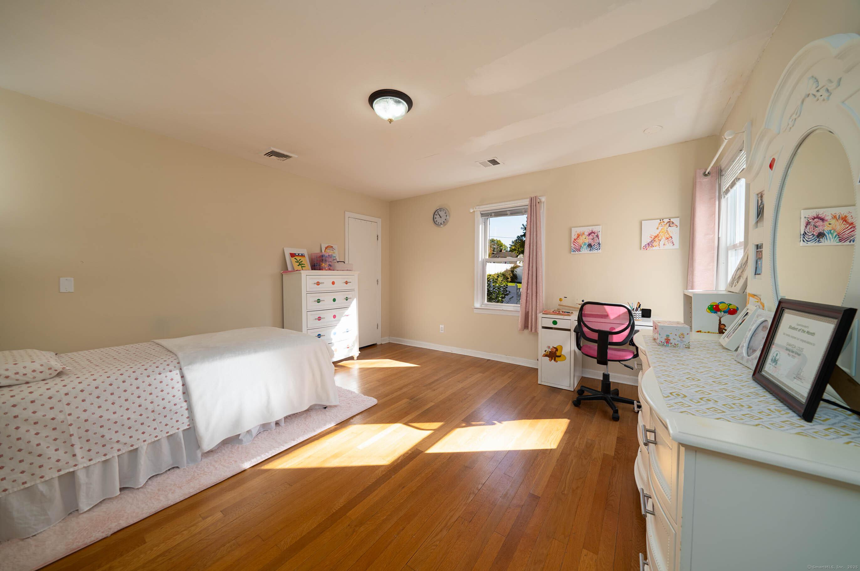 Hamden, Connecticut, 06517, United States, 4 Bedrooms Bedrooms, ,4 BathroomsBathrooms,Residential,For Sale,1982010