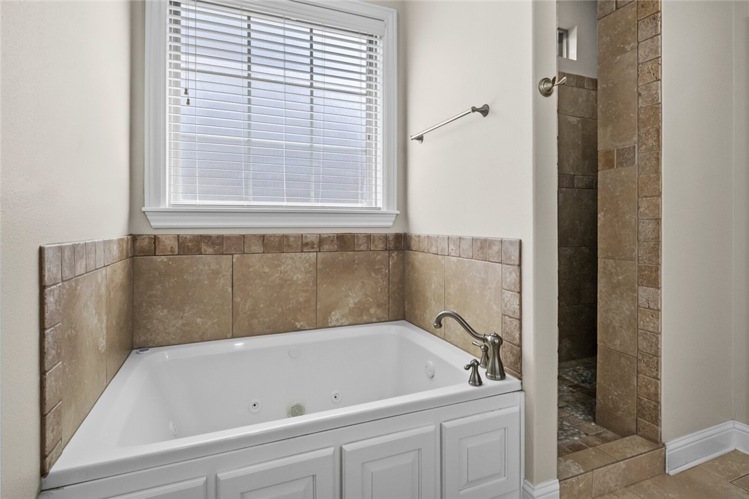 Rogers, Arkansas, 72758, United States, 5 Bedrooms Bedrooms, ,4 BathroomsBathrooms,Residential,For Sale,1882904