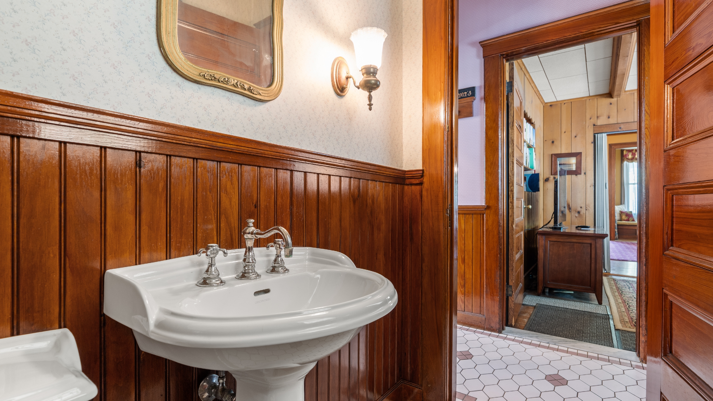  Charming In-Town Victorian with Large Carriage House - 物件實景