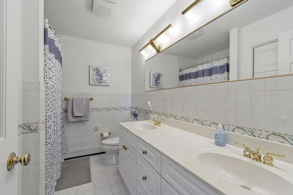 Middleton, Massachusetts, 01949, United States, 4 Bedrooms Bedrooms, ,4 BathroomsBathrooms,Residential,For Sale,1900627