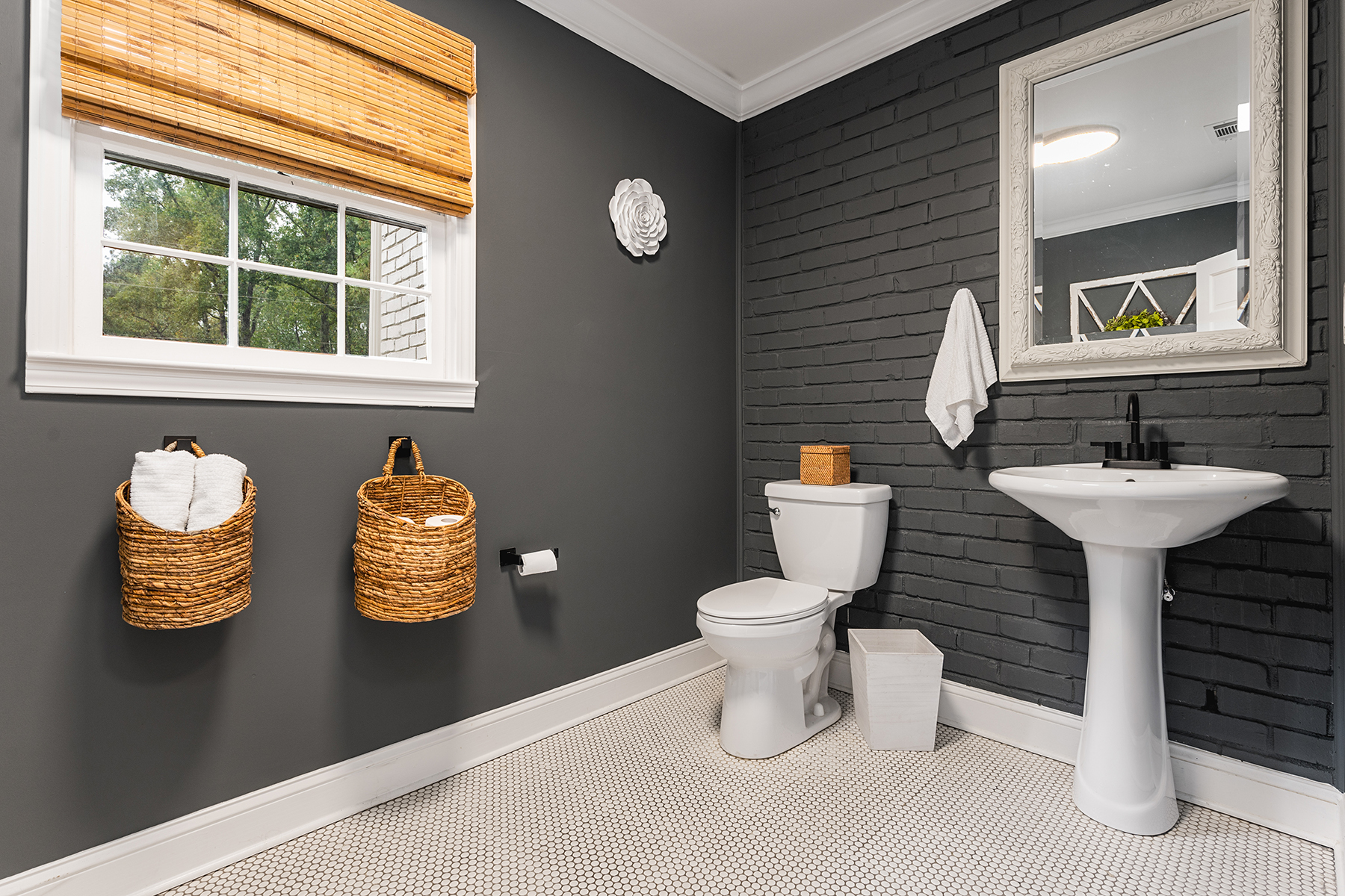  Beautifully Renovated Roswell Home Blends Contemporary Style with Classic Charm - 物件實景