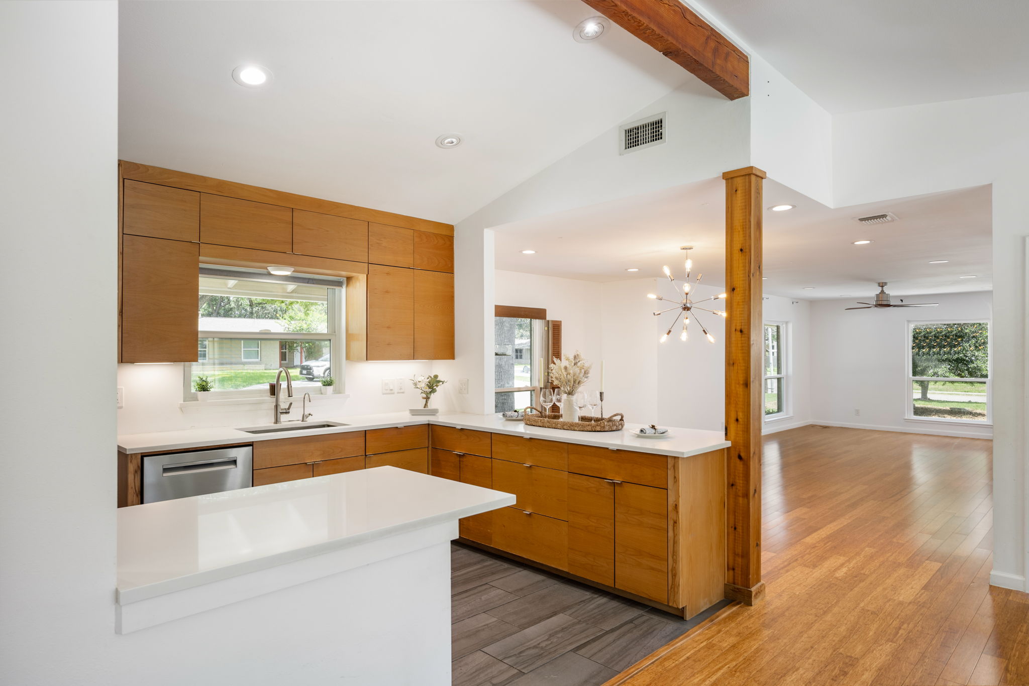  Refined Mid-Century Modern with Casita in Alamo Heights ISD - 物件實景