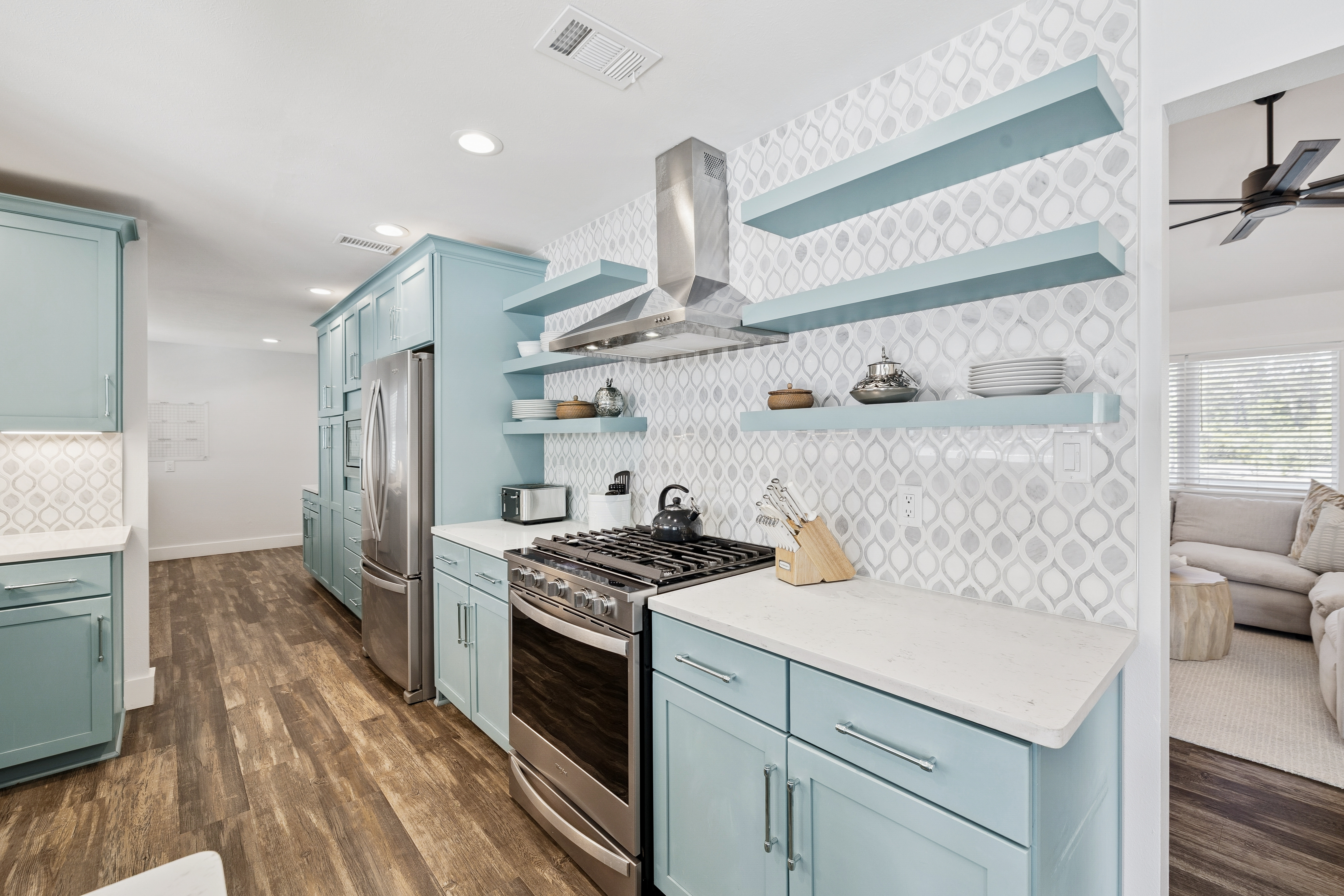  Completely Renovated Home On Half-Acre Lot Near Gulf Place - 物件實景