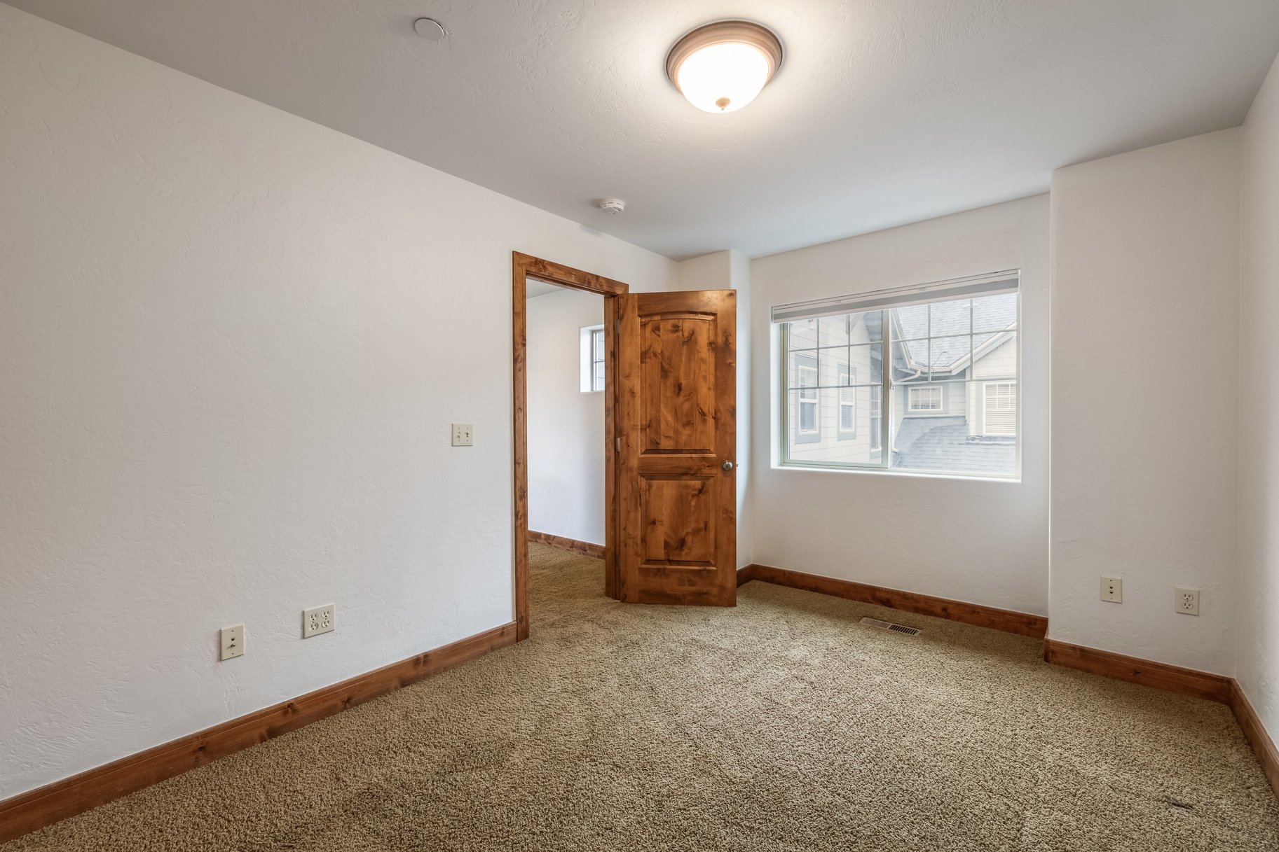  3-Bedroom Fox Point Townhome with 2-Car Garage & Newly Updated Kitchen - 物件實景