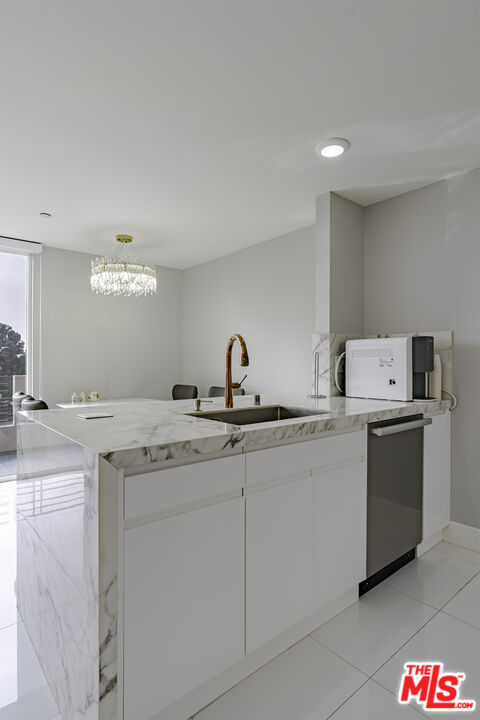 Los Angeles, California, 90010, United States, 3 Bedrooms Bedrooms, ,3 BathroomsBathrooms,Residential,For Sale,1992003