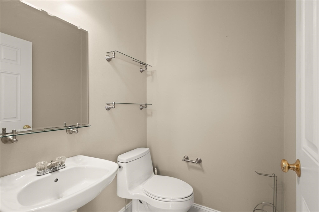 Saugus, Massachusetts, 01906, United States, 2 Bedrooms Bedrooms, ,3 BathroomsBathrooms,Residential,For Sale,2039895