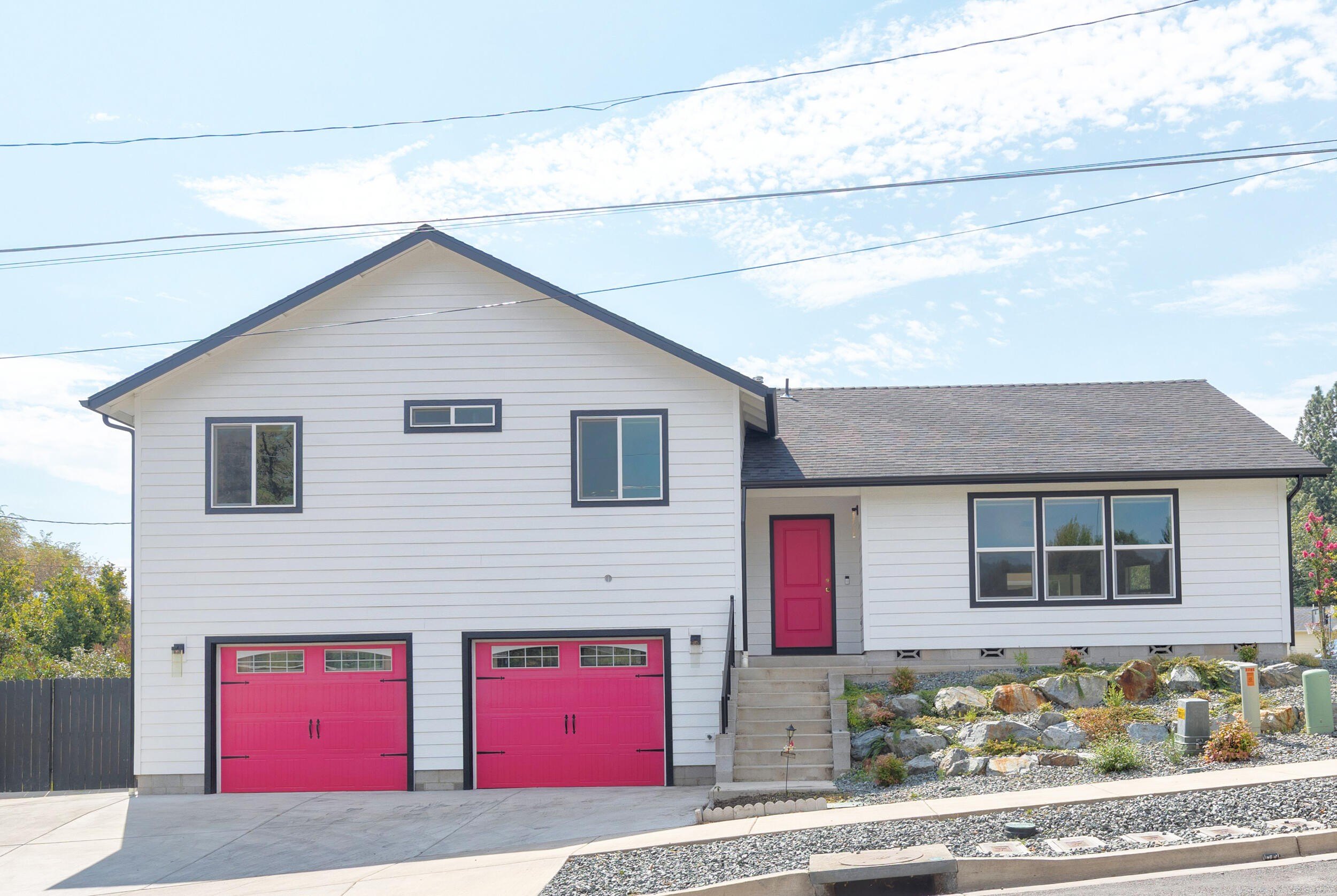 Grants Pass, Oregon, 97526, United States, 5 Bedrooms Bedrooms, ,4 BathroomsBathrooms,Residential,For Sale,1980751