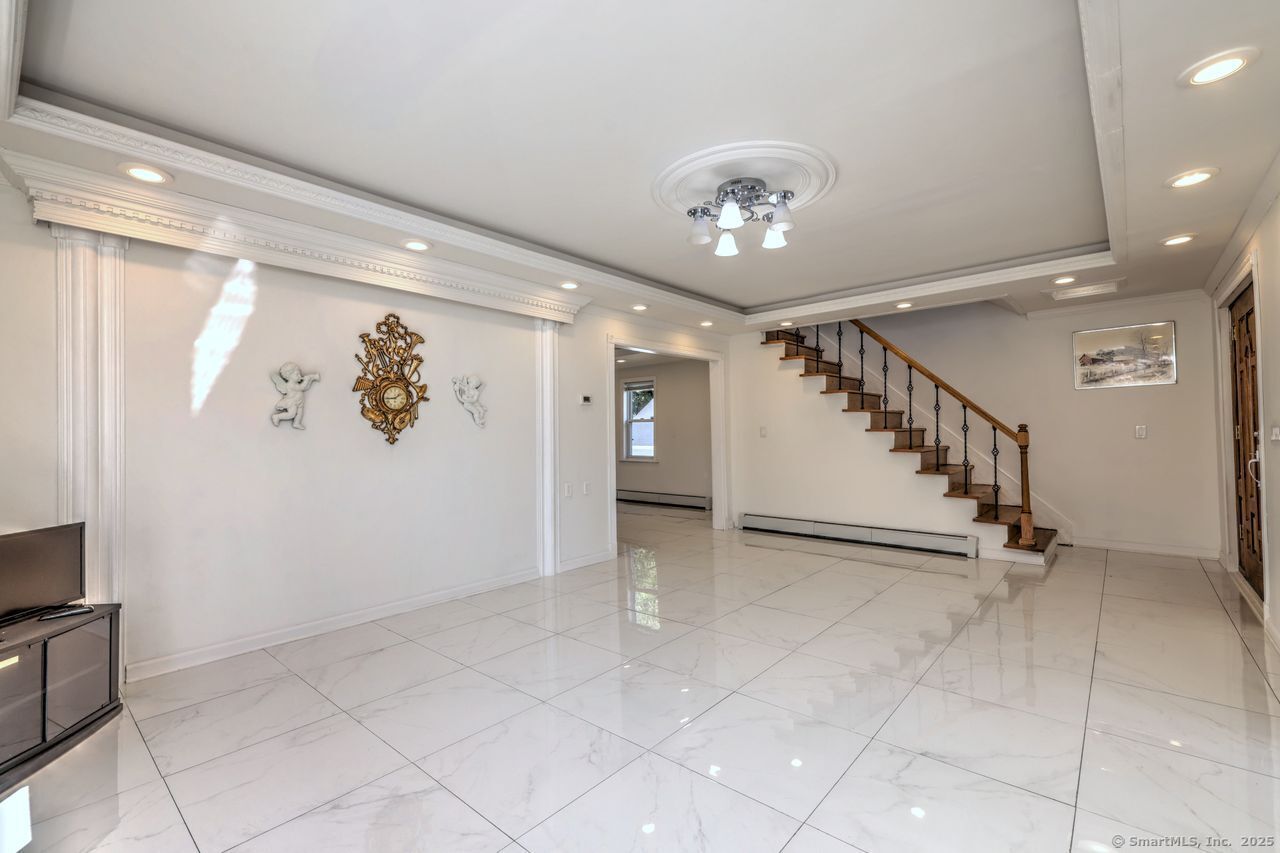 Milford, Connecticut, 06461, United States, 5 Bedrooms Bedrooms, ,2 BathroomsBathrooms,Residential,For Sale,1949907